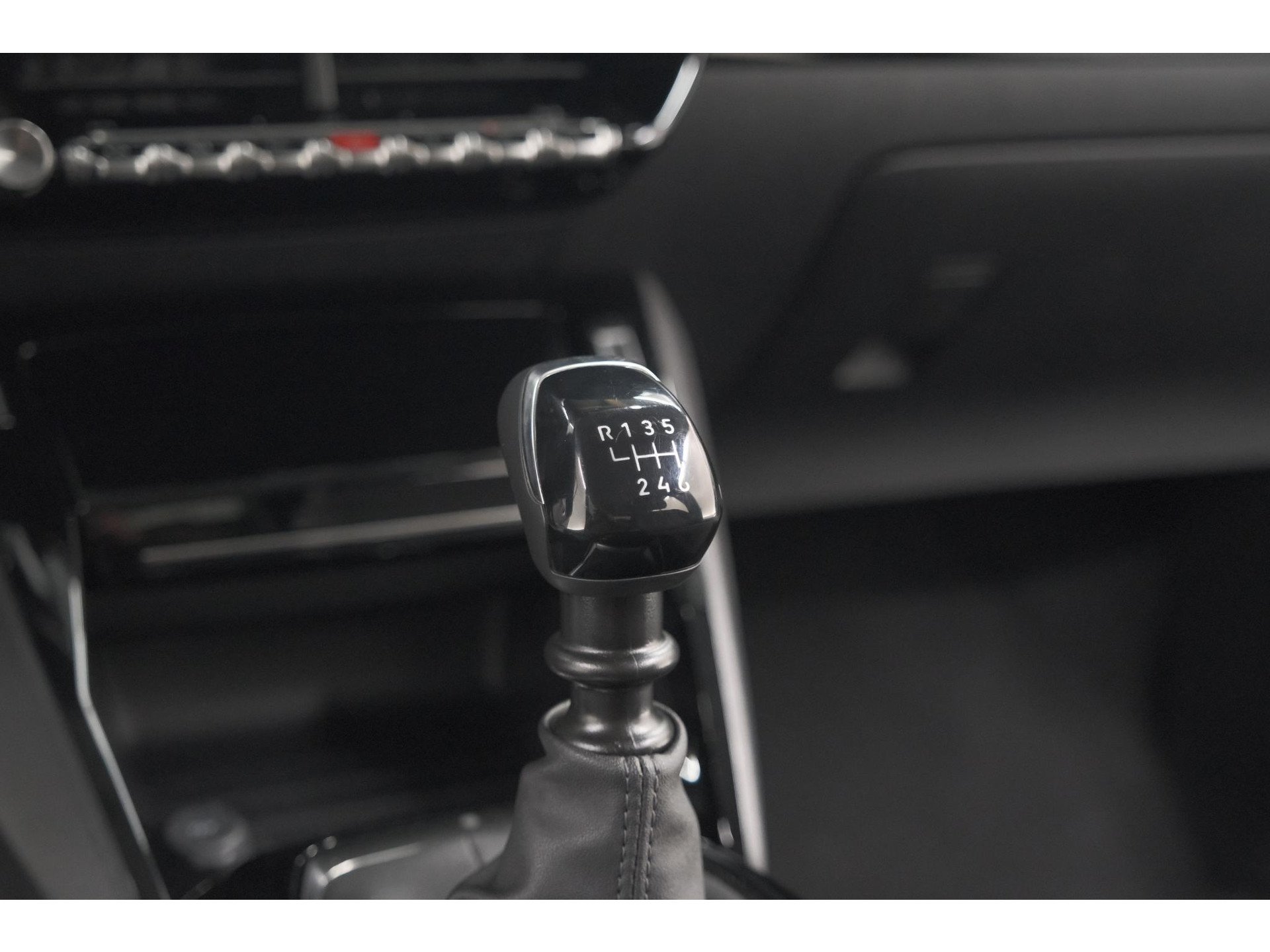 Peugeot 208 PureTech 100 Allure Pack | NIEUW MODEL | Apple CarPlay | Parkeersensoren | Climate Control
