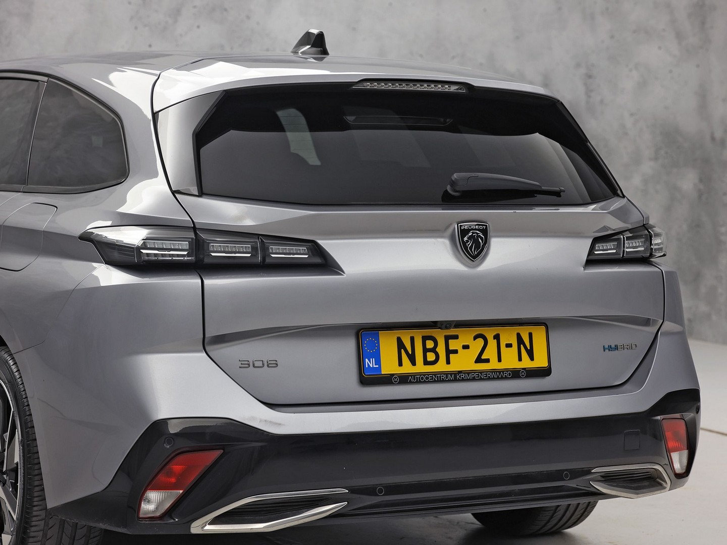 Peugeot 308 SW 1.6 Plug-in Hybrid 180 Allure 180Pk Automaat (APPLE CARPLAY, GROOT NAVI, 360 CAMERA, LEDER, SPORTSTOELEN, GETINT GLAS, ADAPTIVE CRUISE, KEYLESS, NIEUWSTAAT)