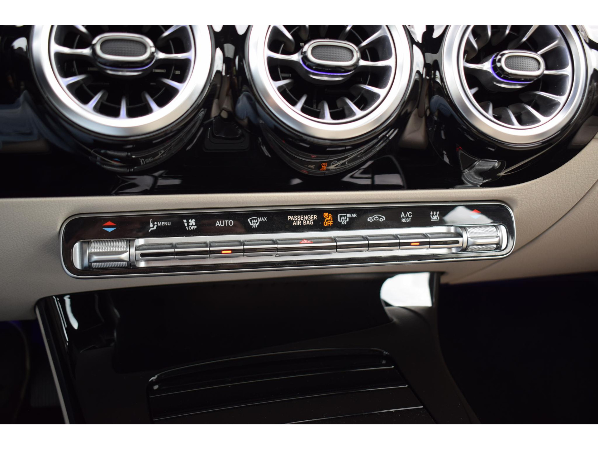 Mercedes-Benz A-klasse 250 e Business Solution Luxury Limited | Pano | Leer | Burmester | SOH: 94,3% | Stoelverwarming