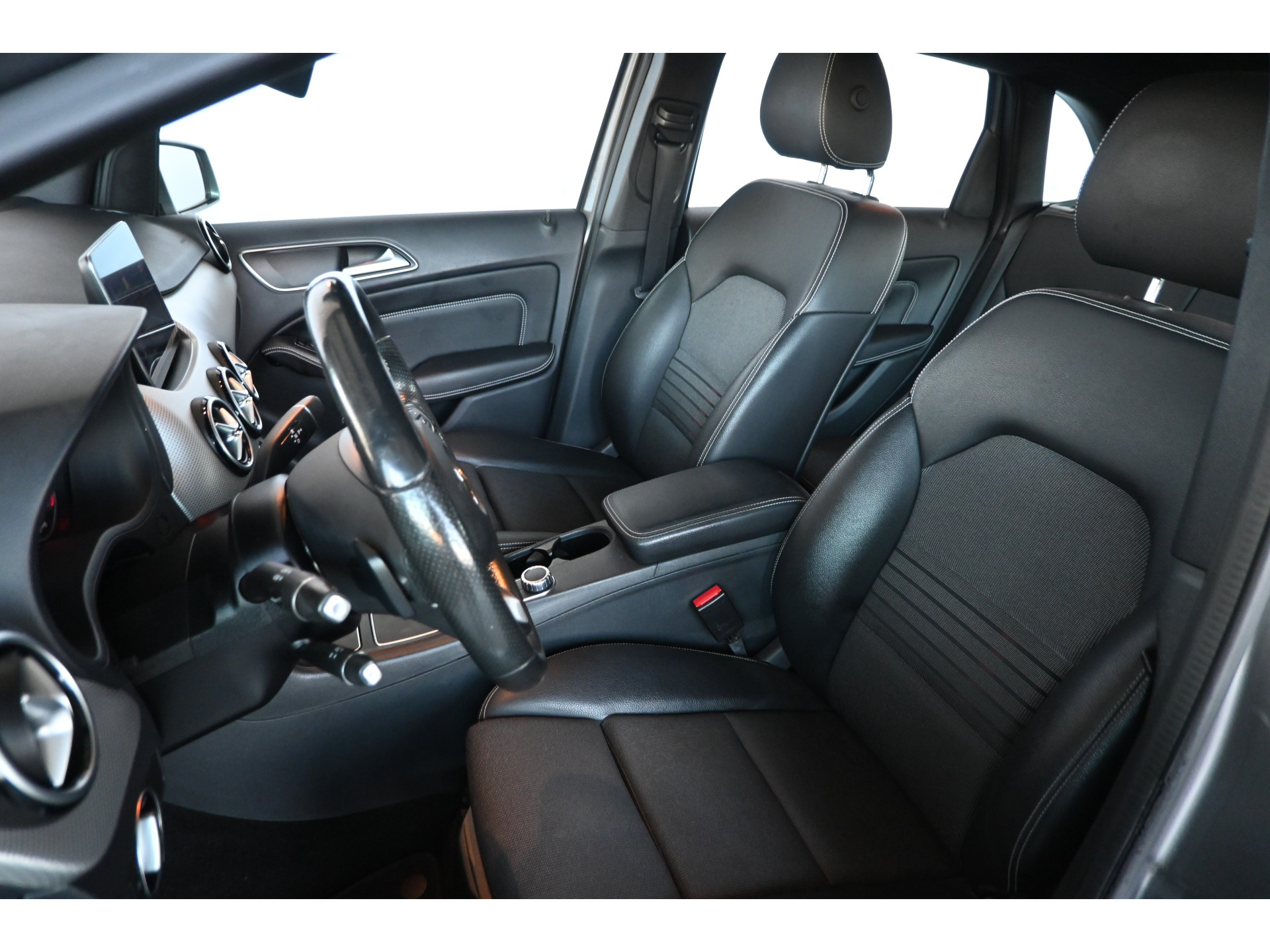 Mercedes-Benz B-klasse 180 Ambition Automaat Clima Navigatie LED Rijklaarprijs! Inruil Mogelijk!