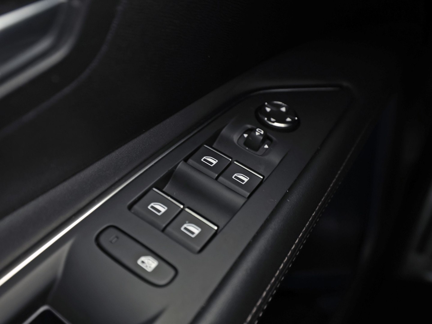 Peugeot 3008 1.2 PureTech GT Line (PANORAMADAK, APPLE CARPLAY, GROOT NAVI, LEDER, STOELVERWARMING, SPORTSTOELEN, GETINT GLAS, KEYLESS, NIEUWSTAAT)
