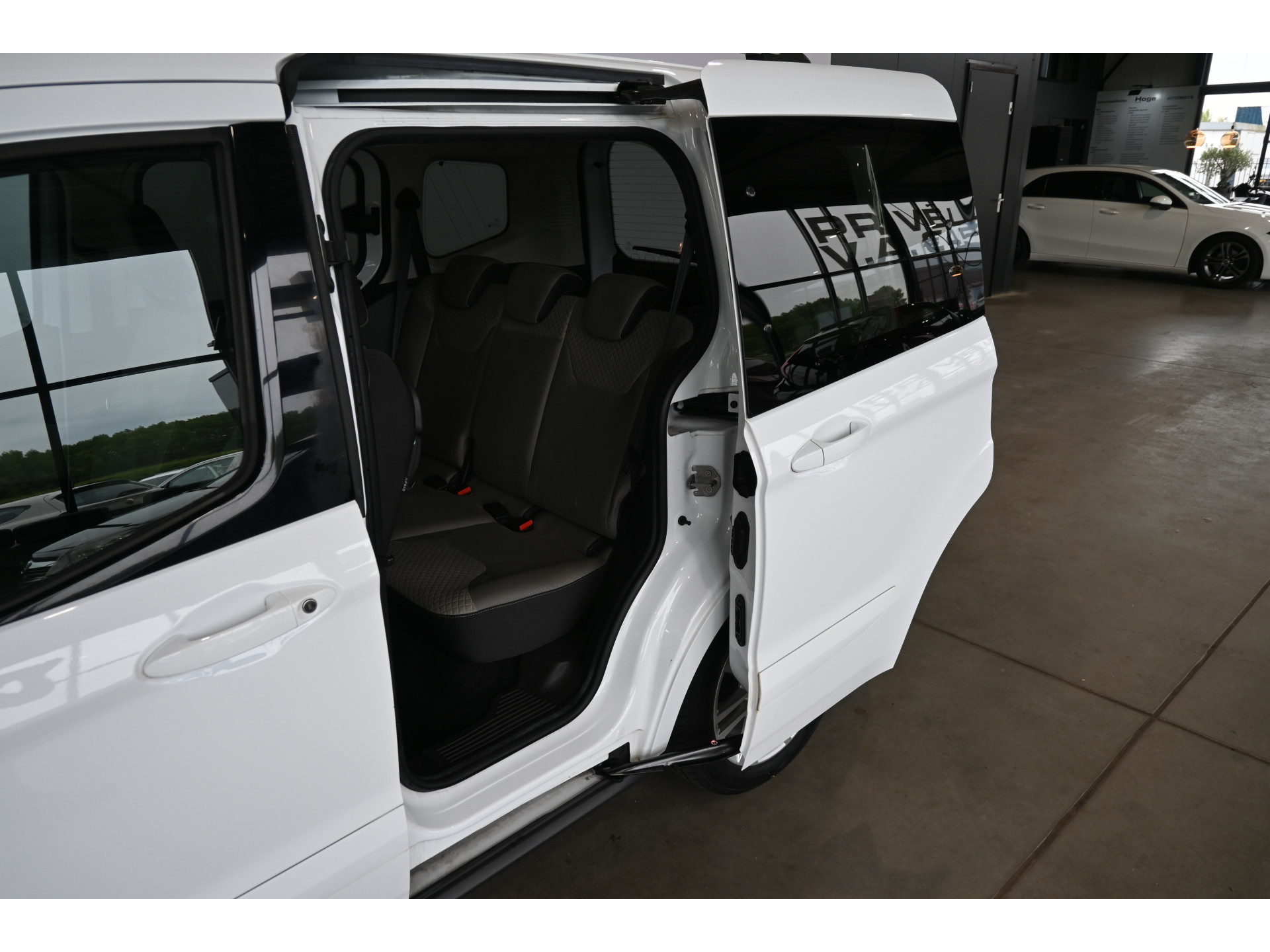 Ford Tourneo Courier 1.0 Titanium Clima Navigatie 2x Schuifdeur Stoelverwarming Cruise Control Rijklaarprijs! Inruil Mogelijk!