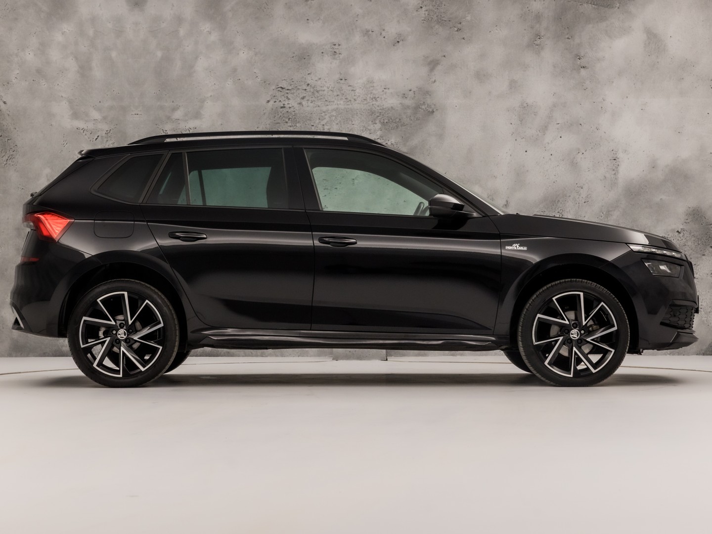 Škoda Kamiq 1.0 TSI Monte Carlo Automaat (PANORAMADAK, VIRTUAL COCKPIT, KUIPSTOELEN, APPLE CARPLAY, CAMERA, GETINT GLAS, ADAPTIVE CRUISE, KEYLESS, NIEUWSTAAT)