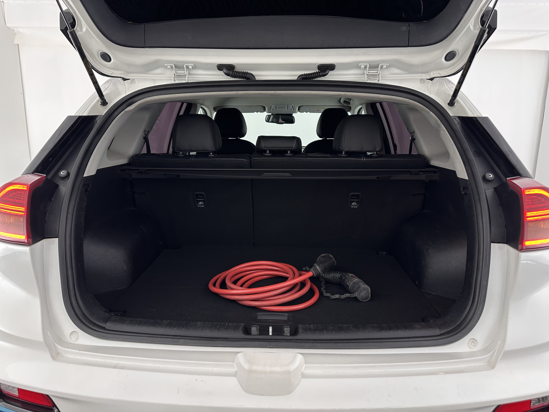 Kia e-Niro DynamicLine 64 kWh [ 3-Fase ] {SOH-100%} (INCL-BTW) Aut.*HEATPUMP | LEATHER-FABRIC | NAVI-FULLMAP | DAB+ | ADAPTIVE-CRUISE | CAMERA | HEATED-COMFORTSEATS | KEYLESS | DIGI-COCKPIT | SHIFTPADDLES | CARPLAY | LANE-ASSIST | 17"ALU*