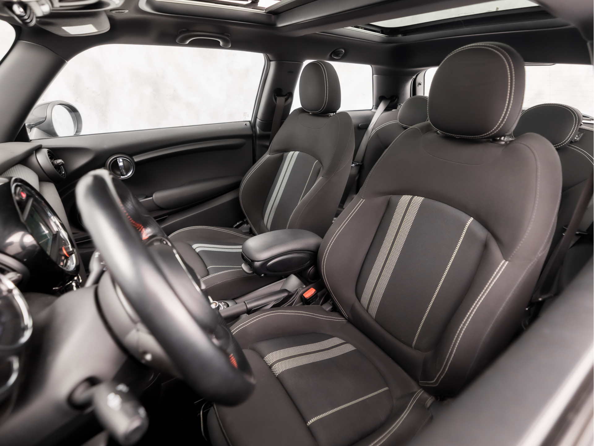 MINI Mini 1.5 Cooper Sport Automaat (PANORAMADAK, JCW PACK, NAVIGATIE, CLIMATE, ZWART HEMEL, SPORTSTOELEN, PARKEERSENSOREN, CRUISE, NIEUWE APK, NIEUWSTAAT)