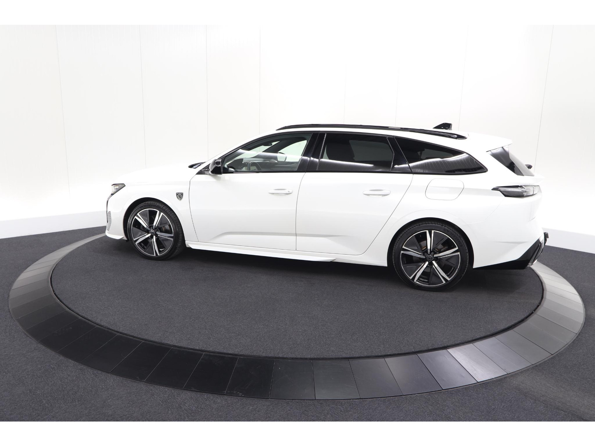 Peugeot 308 SW 1.6 HYbrid 180 GT Pack Business | Trekhaak | 360 Camera | Adaptieve Cruise Control | Elektronische Kofferklep