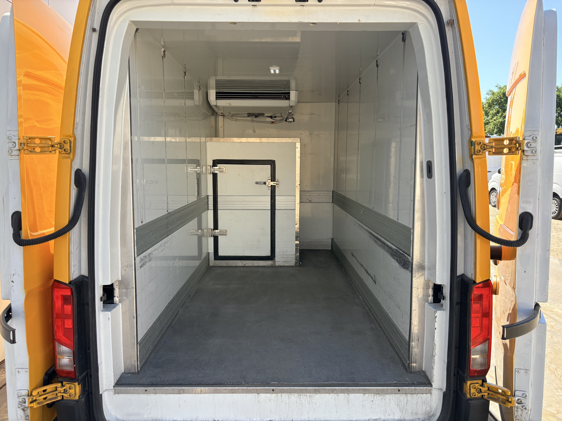Volkswagen Crafter e-Crafter 36kWh 136PK Elektrisch Koelwagen Zanotti Nachtkoeling LED Climate Control Cruise Control Carplay Camera Parkeersensoren 360° Frigo Koeler Kühlwagen Night Cooling