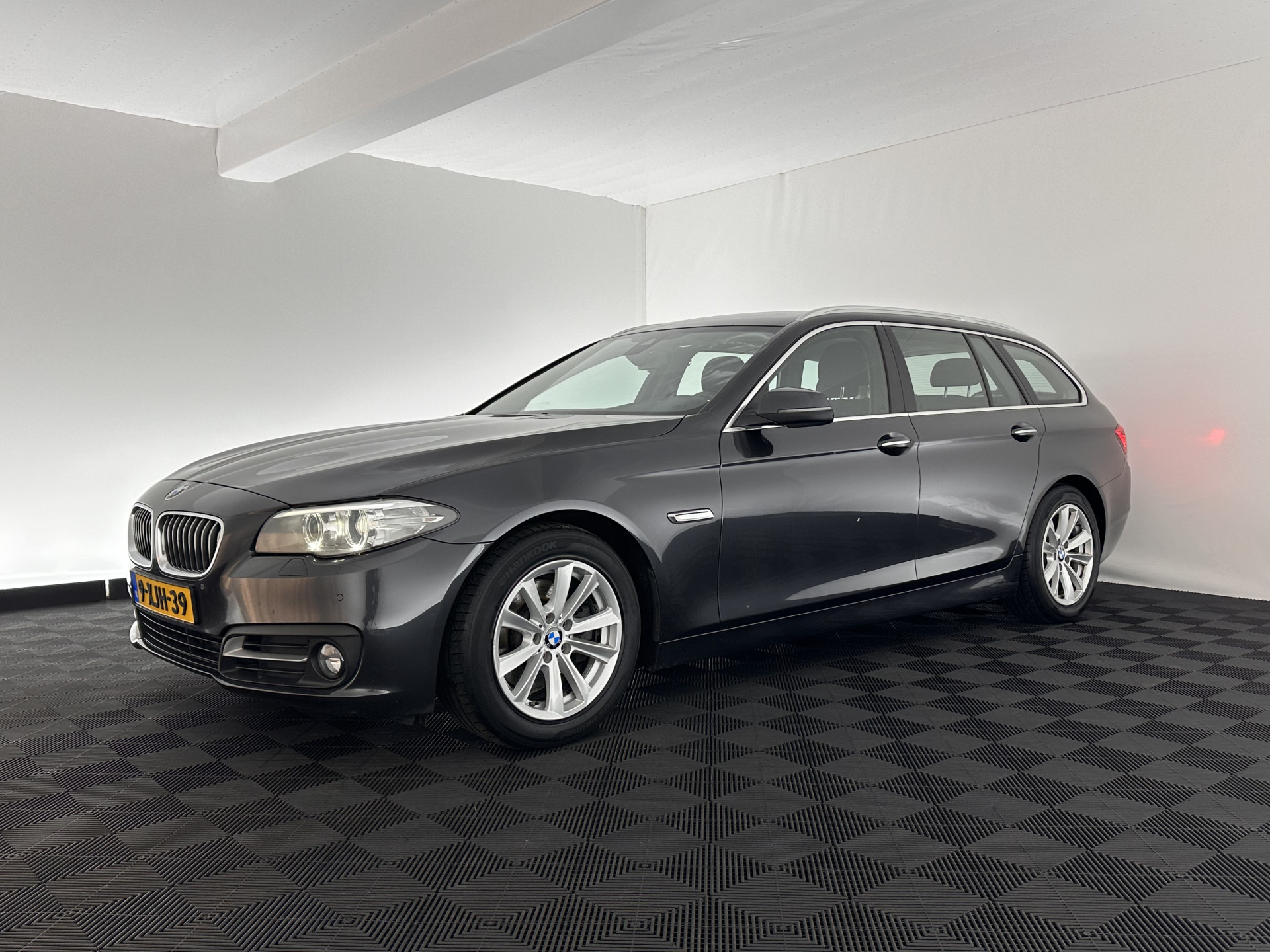 BMW 5-serie Touring 518d Executive Aut. *NAVI-FULLMAP | BI-XENON | CARPLAY |  LANE-ASSIST | TOWBAR | ECC | PDC | CRUISE | COMFORT-SEATS | AMBIENT-LIGHT | 17''ALU*