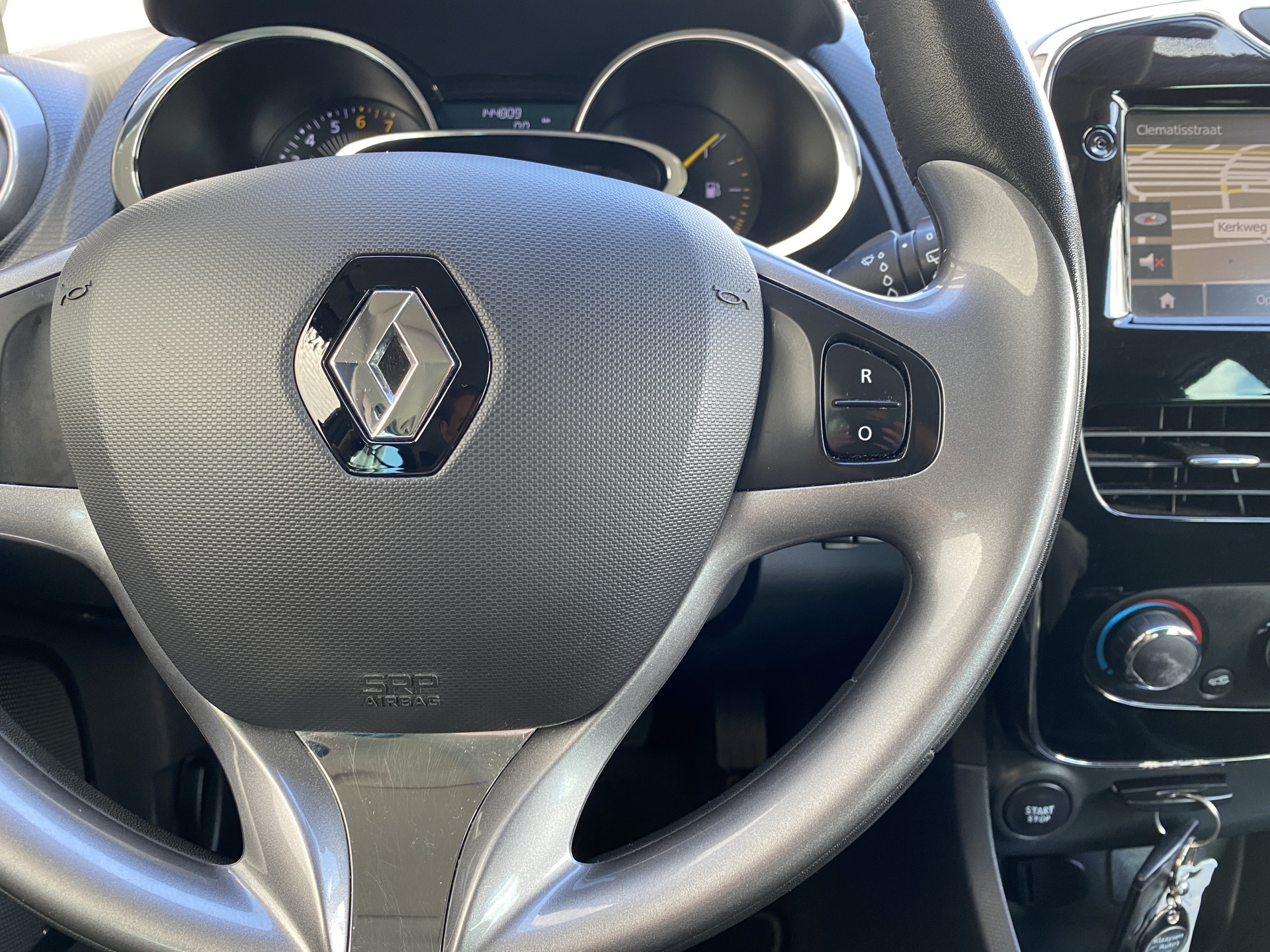 Renault Clio 0.9 TCe ECO Night&Day 90 pk | dealer onderh. | navigatie | cruise control | parkeersensor | privacy glas | airco | NL auto
