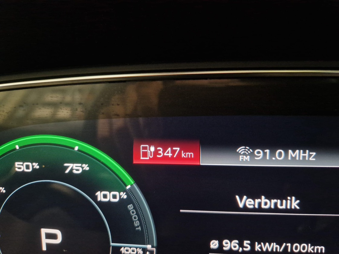 Audi e-tron 55 Quattro S-line 95 kWh [ 3-Fase ] (INCL-BTW) *PANO | FULL-LED | NAVI-FULLMAP | KEYLESS | LEATHER-ALCANTARA | AIR-SUSPENSION | CRUISE | DIGI-COCKPIT | MEMORY-PACK | SHIFT-PADDLES | HEATED-SPORTSEATS | 20"ALU*