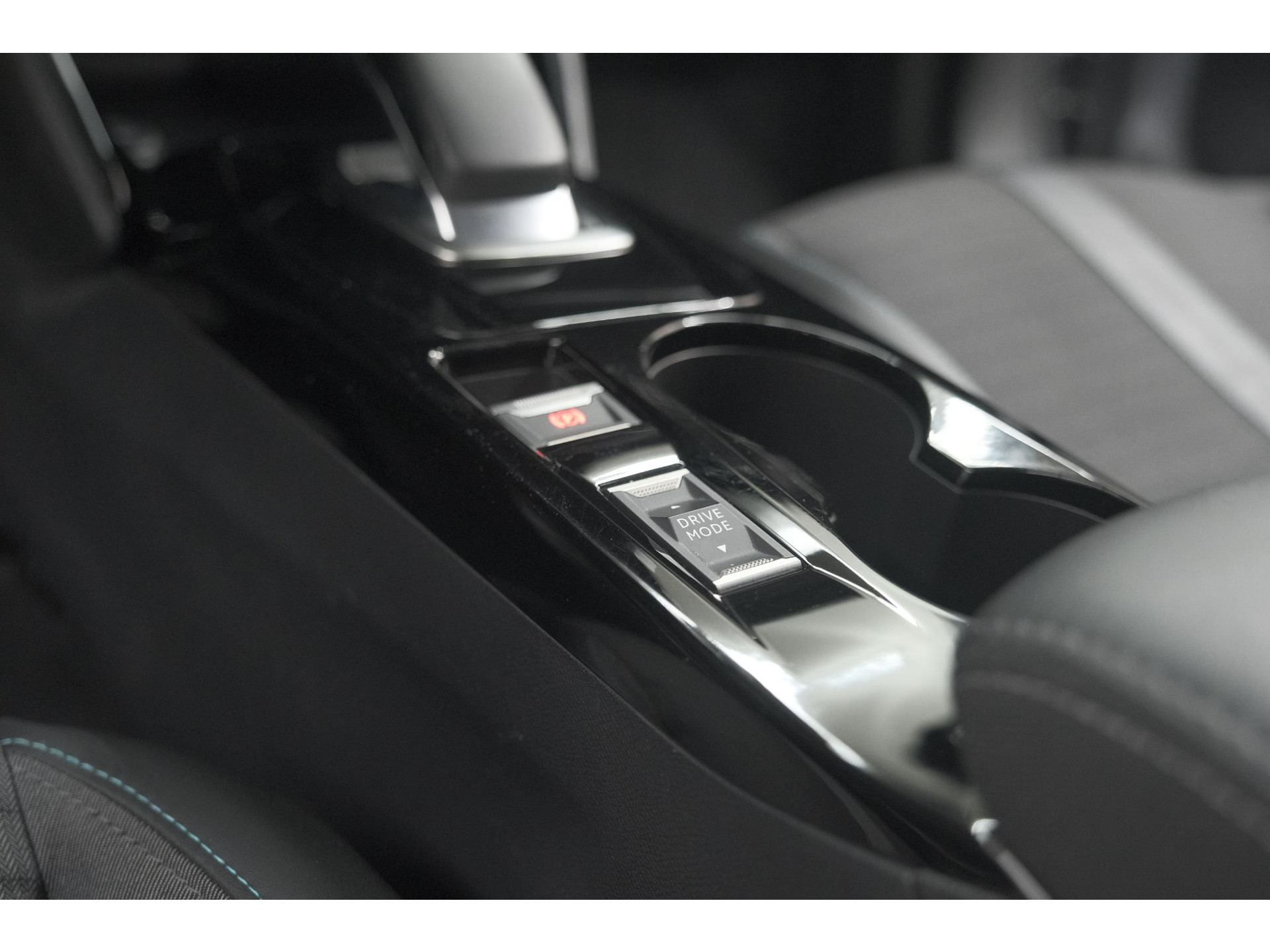 Peugeot e-2008 EV Allure 50 kWh | SOH=96.7 % | 3 Fase Laadfunctie | Camera | Navigatie | Parkeersensoren | Apple Carplay