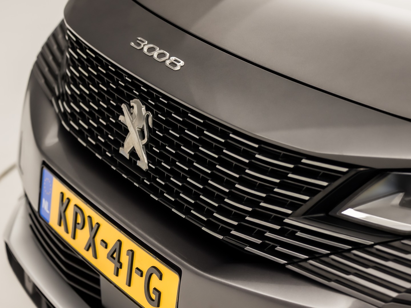 Peugeot 3008 1.6 HYbrid 225 Allure Sport 225Pk Automaat (APPLE CARPLAY, GROOT NAVI, 360 CAMERA, LEDER, KEYLESS, SPORTSTOELEN, GETINT GLAS, LANE ASSIST, NIEUWSTAAT)