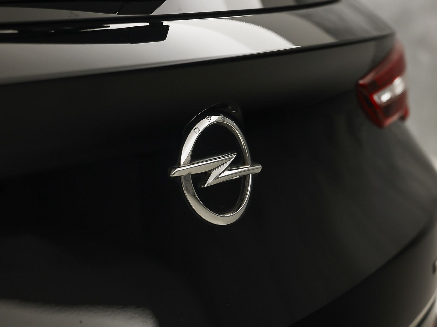 Opel Grandland X 1.2 Turbo Innovation (APPLE CARPLAY, GROOT NAVI, CLIMATE, STUUR/STOELVERWARMING, KEYLESS, CAMERA, SPORTSTOELEN, GETINT GLAS, ELEK ACHTERKLEP, NIEUWE APK, NIEUWSTAAT)