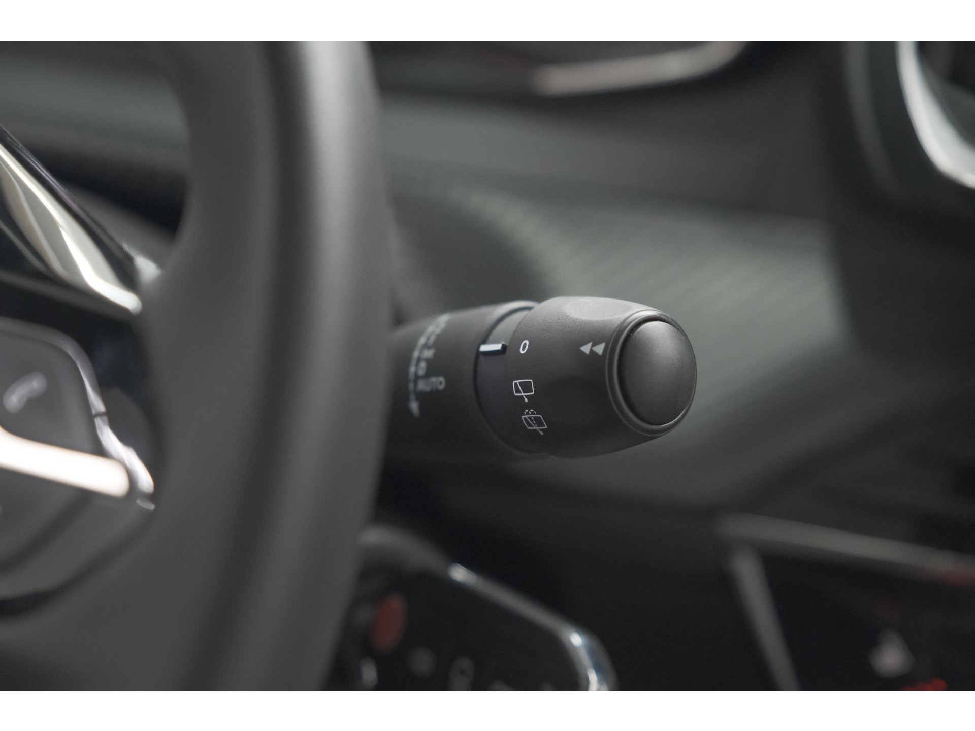 Peugeot 2008 PureTech 130 EAT8 Active Pack | Parkeersensoren | Apple CarPlay | Climate Control | Stoelverwarming