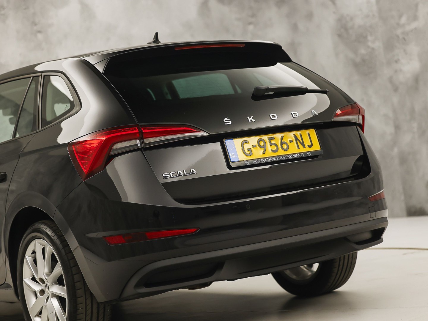 Škoda Scala 1.0 TSI Sport Automaat (GROOT NAVI, VIRTUAL COCKPIT, CLIMATE, APPLE CARPLAY, STOELVERWARMING, NIEUWE APK, NIEUWSTAAT)