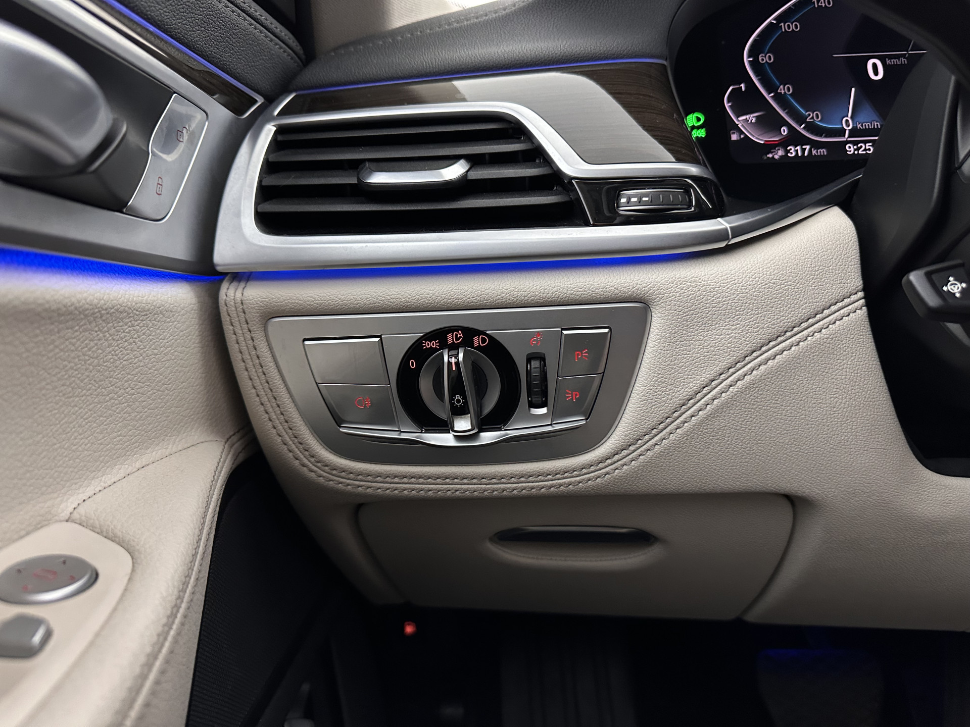 BMW 7-serie 745Le (Plug-in) (INCL-BTW) *PANO | LEATHER | FULL-LED | HEAD-UP | BLINDSPOT | MEMORY-PACK | DIGI-COCKPIT | KEYLESS | DAB+ | CAMERA | HEATED-COMFORTSEATS | AMBIENTLIGHT | CARPLAY | SHIFTPADDLES | 18''ALU*