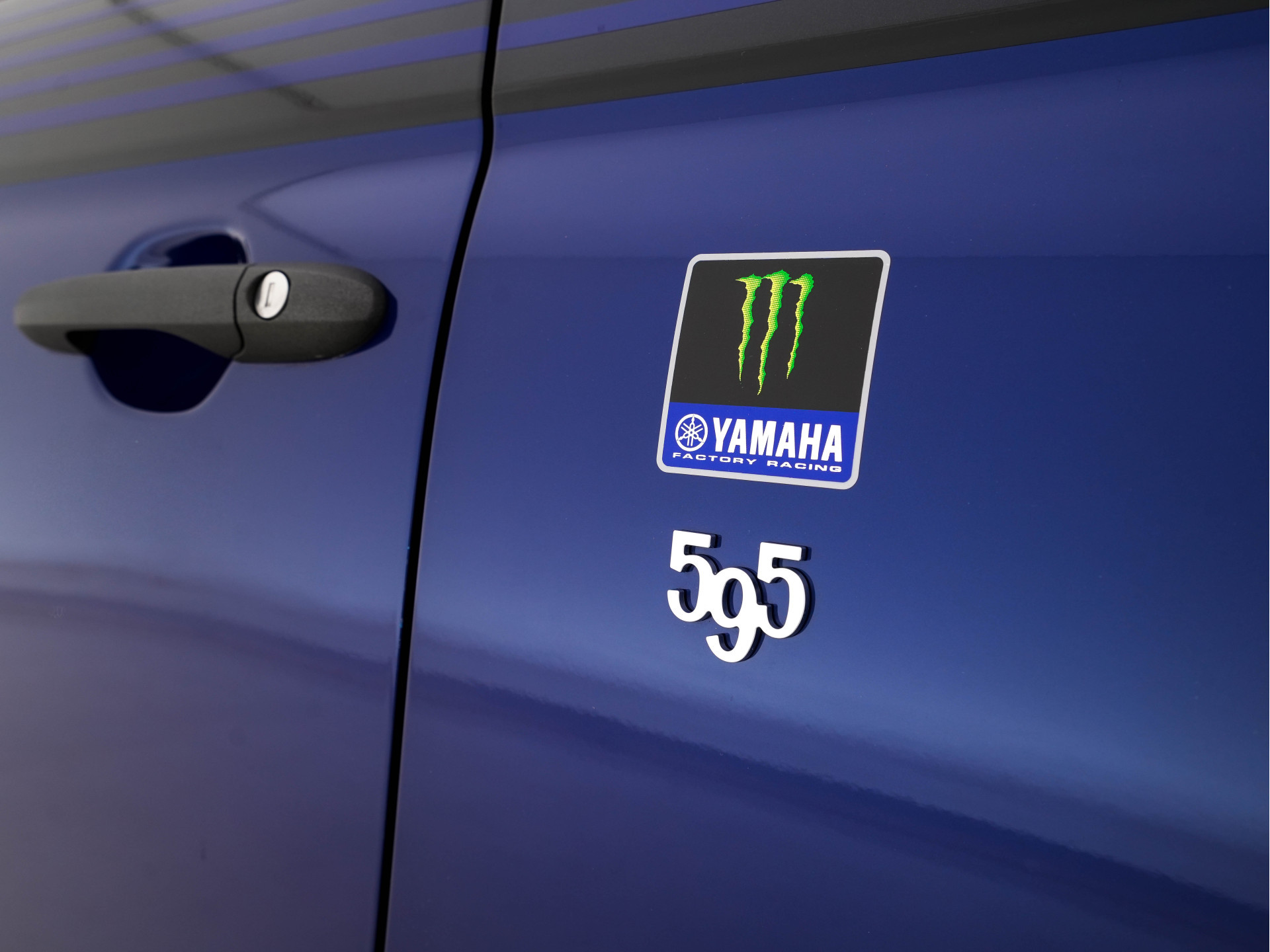 Abarth 500 C 1.4 T-Jet 595 Yamaha Factory Racing Edition Monster [ 1 of 2000 ] (INCL-BTW ) *! POCKET-ROCKET ! | NAVI-FULLMAP | XENON | CARPLAY | SPORT-EXHAUST | DAB | SPORT-SEATS | 17"ALU*