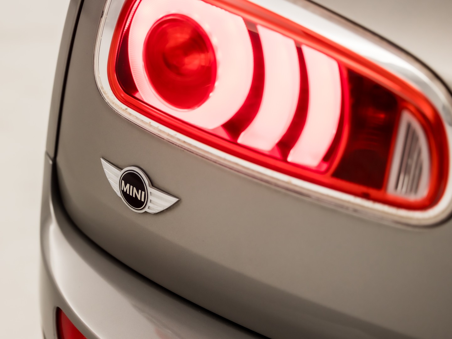MINI Clubman 2.0 Cooper S Chilli 192Pk Automaat (PANORAMADAK, GROOT NAVI, MEMORY SEAT, LEDER, HARMAN/KARDON, CAMERA, STOELVERWARMING, LED KOPLAMPEN, NIEUWSTAAT)