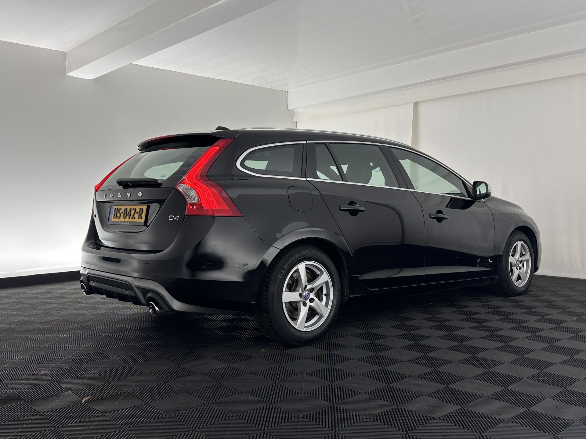 Volvo V60 2.0 D4 R-Design Business Aut *LEATHER-MICROFIBRE | XENON | NAVI-FULLMAP | ECC | PDC | CRUISE | 16''ALU*