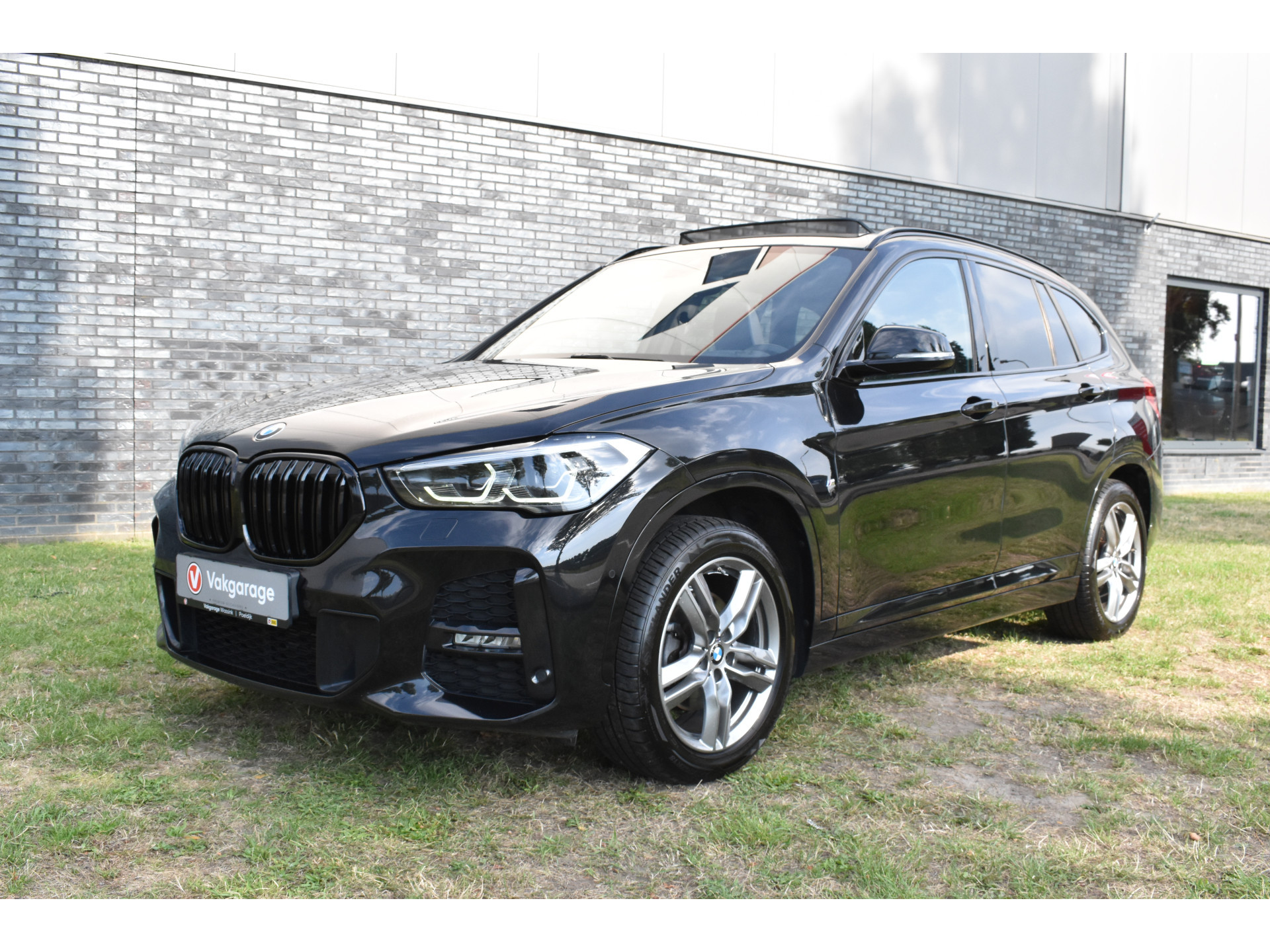 BMW X1 sDrive18i M-Pakket Carplay/Navi Panoradak Automaat Led Stoelverwarming