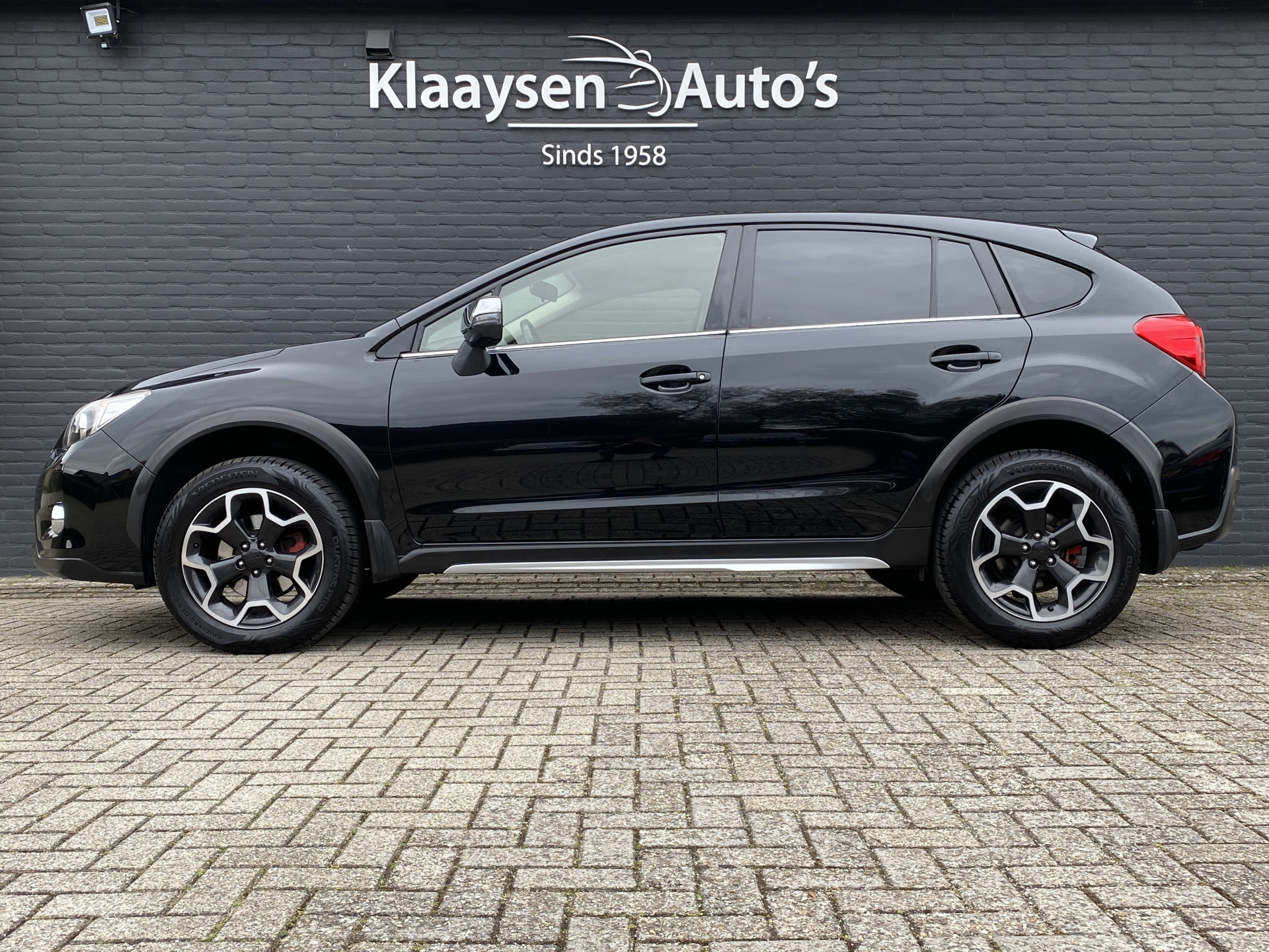 Subaru XV 2.0i Luxury AWD 150 pk AUT. | dealer onderhouden | navigatie | trekhaak | leder interieur | camera | all season banden