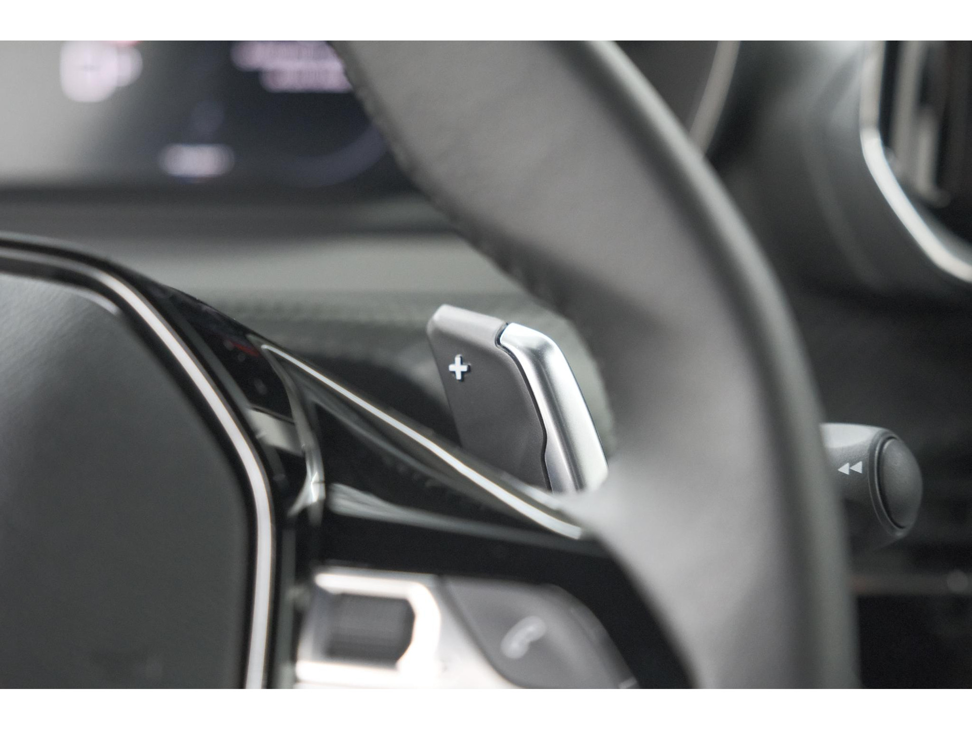 Peugeot 2008 1.2 Hybrid 145 Allure | 360 Camera | Adaptieve Cruise Control | Navigatie | Dodehoekdetectie