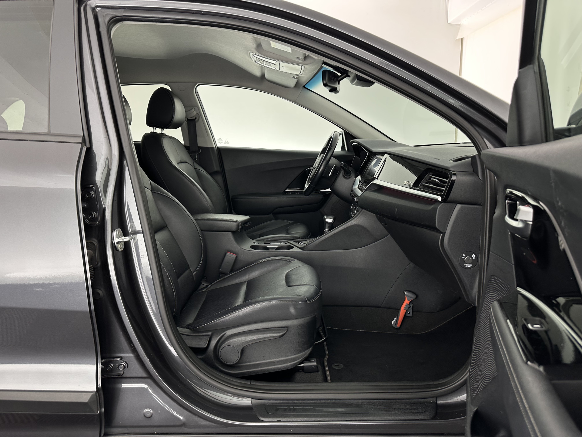 Kia Niro 1.6 GDi Hybrid Dynamic Plus Line (INCL-BTW) Aut. *LEATHER | FULL-LED | ADAPTIVE-CRUISE | BLINDSPOT | HEATED-COMFORTSEATS | CAMERA | KEYLESS | NAVI-FULLMAP | AMBIENTLIGHT | LANE-ASSIST | TOWBAR | 16''ALU*