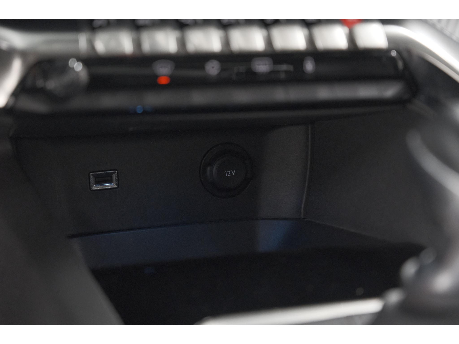 Peugeot 3008 PureTech 130 Allure | Trekhaak | Camera | Dodehoekdetectie | Navigatie