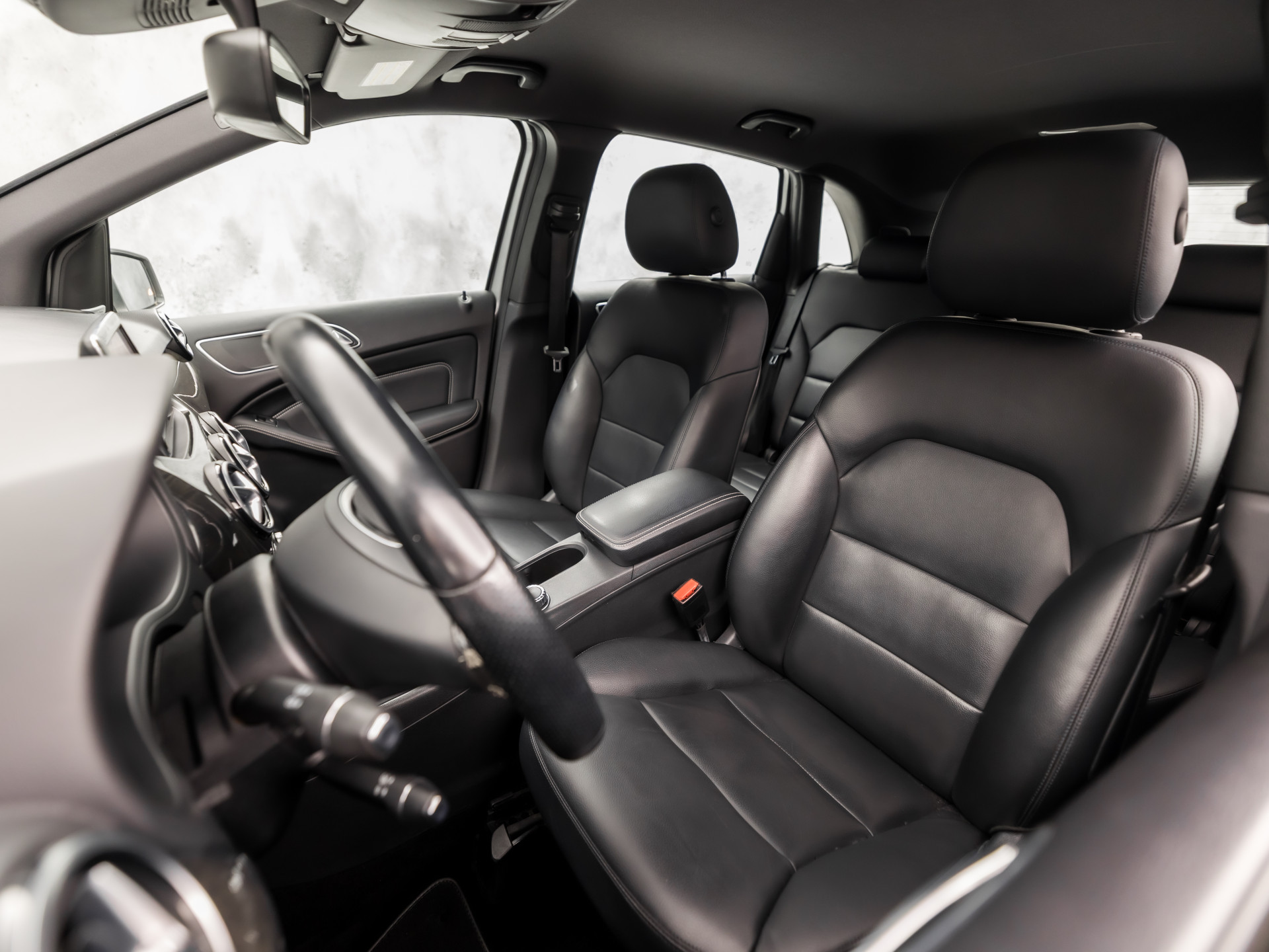 Mercedes-Benz B-Klasse 200 AMG Sport 157Pk (GROOT NAVI, CLIMATE, CAMERA, HARMAN/KARDON, STOELVERWARMING, LEDEREN SPORTSTOELEN, HARMAN/KARDON, XENON, ZWART HEMEL, NIEUWSTAAT)
