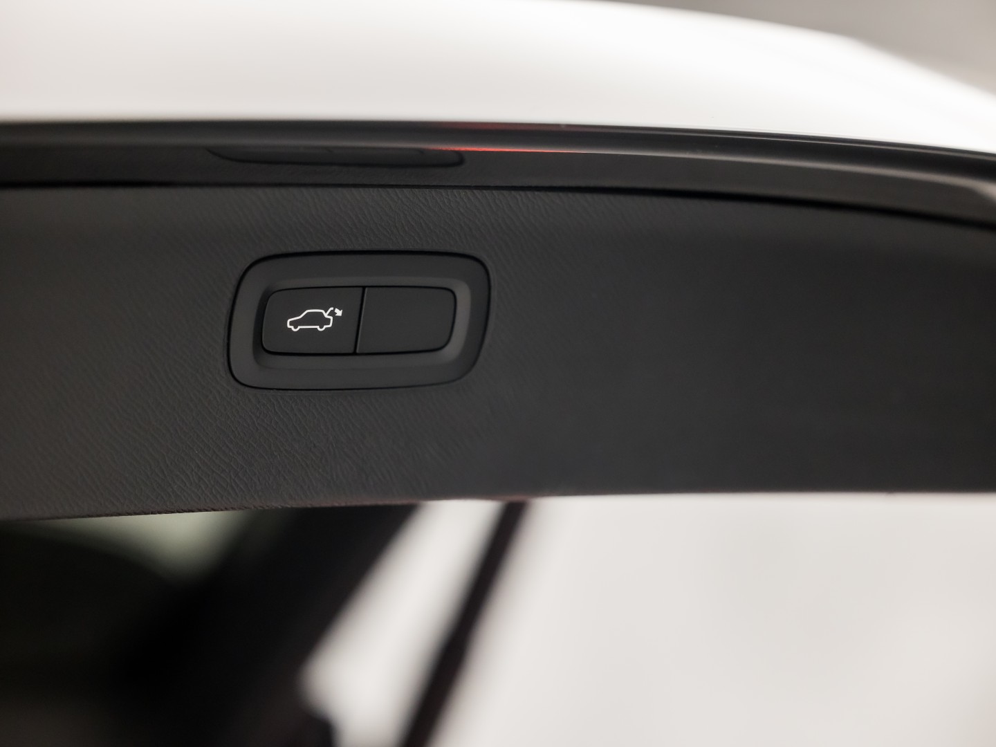 Volvo XC90 2.0 T8 Twin Engine AWD R-Design 7 Persoons 408Pk Automaat (PANORAMADAK, 1e EIGENAAR, LUCHTVERING, APPLE CARPLAY, BOWERS&WILKINS, HEAD-UP DISPLAY, STUUR/STOELVERWARMING, CAMERA, ELEK ACHTERKLEP, NIEUWSTAAT)
