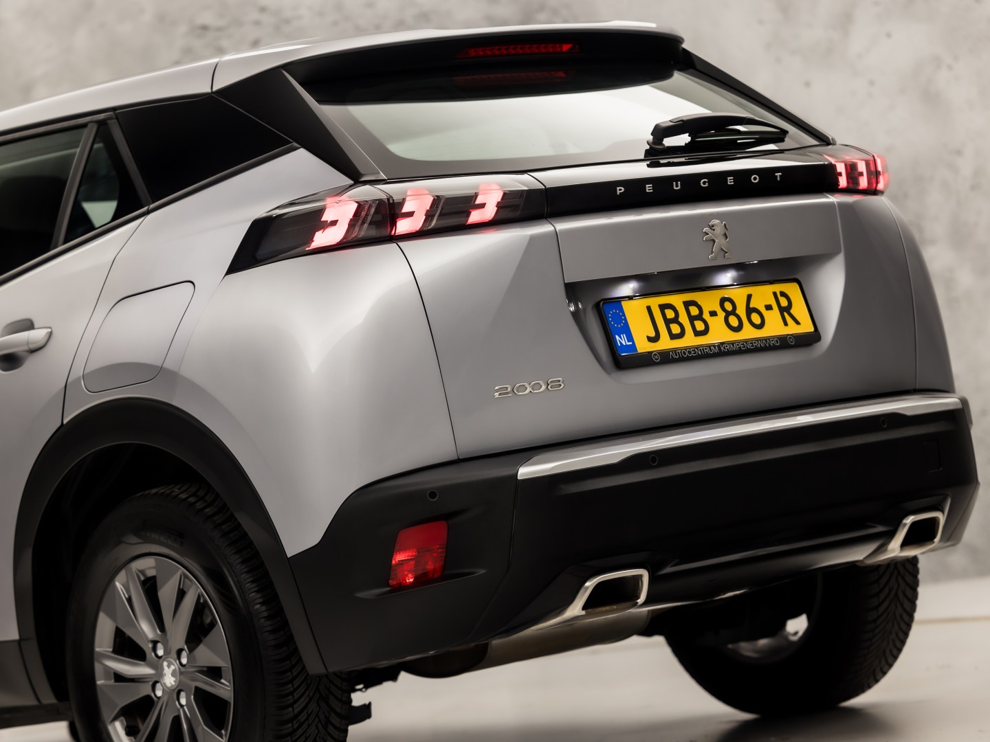 Peugeot 2008 1.2 PureTech Sport 131Pk Automaat (APPLE CARPLAY, GROOT NAVI, LM VELGEN, SPORTSTOELEN, PARKEERSENSOREN, LANE ASSIST, NIEUWSTAAT)