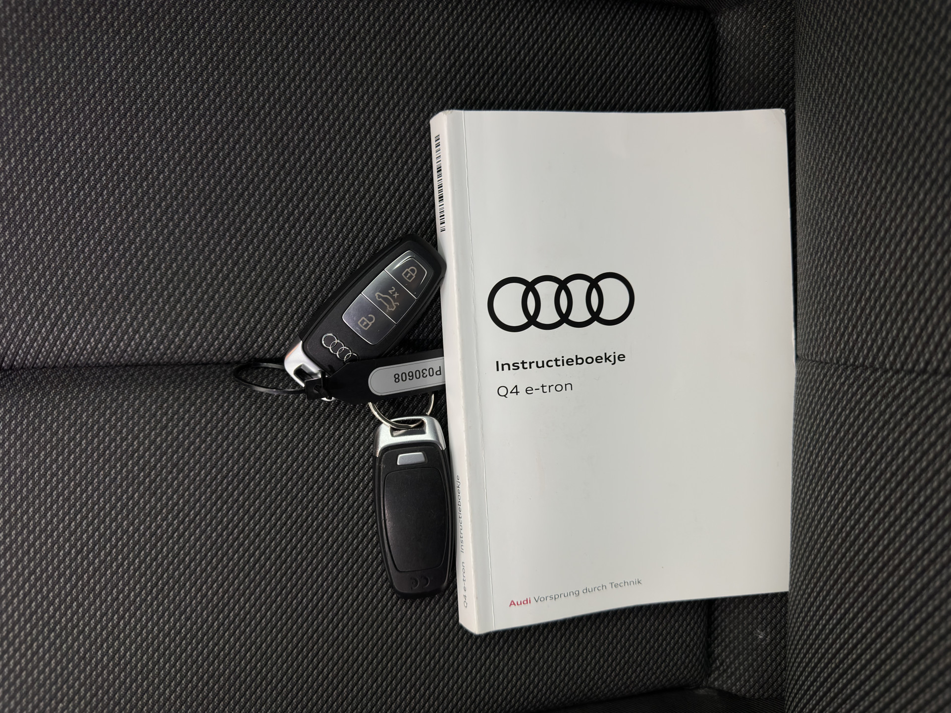 Audi Q4 e-tron 40 Launch edition Advanced Plus 77 kWh [3-Fase] {SOH-93%} (INCL-BTW) *HEATPUMP | ADAPT-CRUISE | MATRIX-LED | NAVI-FULLMAP | KEYLESS | CAMERA | DIGI-COCKPIT | DAB | AMBIENT-LIGHT | HEATED-SPORTSEATS | SHIFT-PADDLES | PRIVACY-GLASS | 19''ALU*