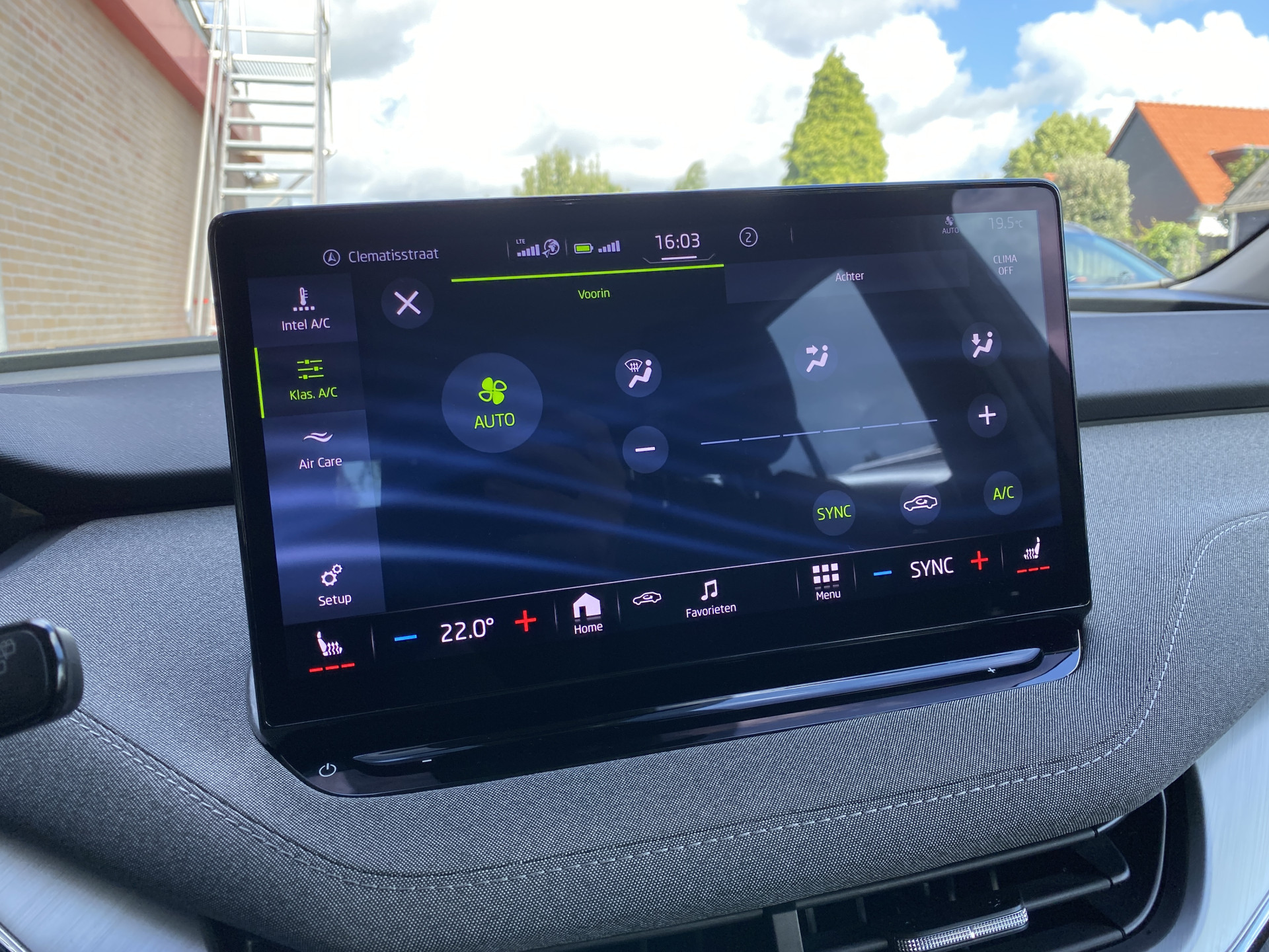 ŠKODA Enyaq iV 60 | 1e eigenaar | dealer onderhouden | navigatie | camera | sfeerverlichting | apple carplay | SOH 92%