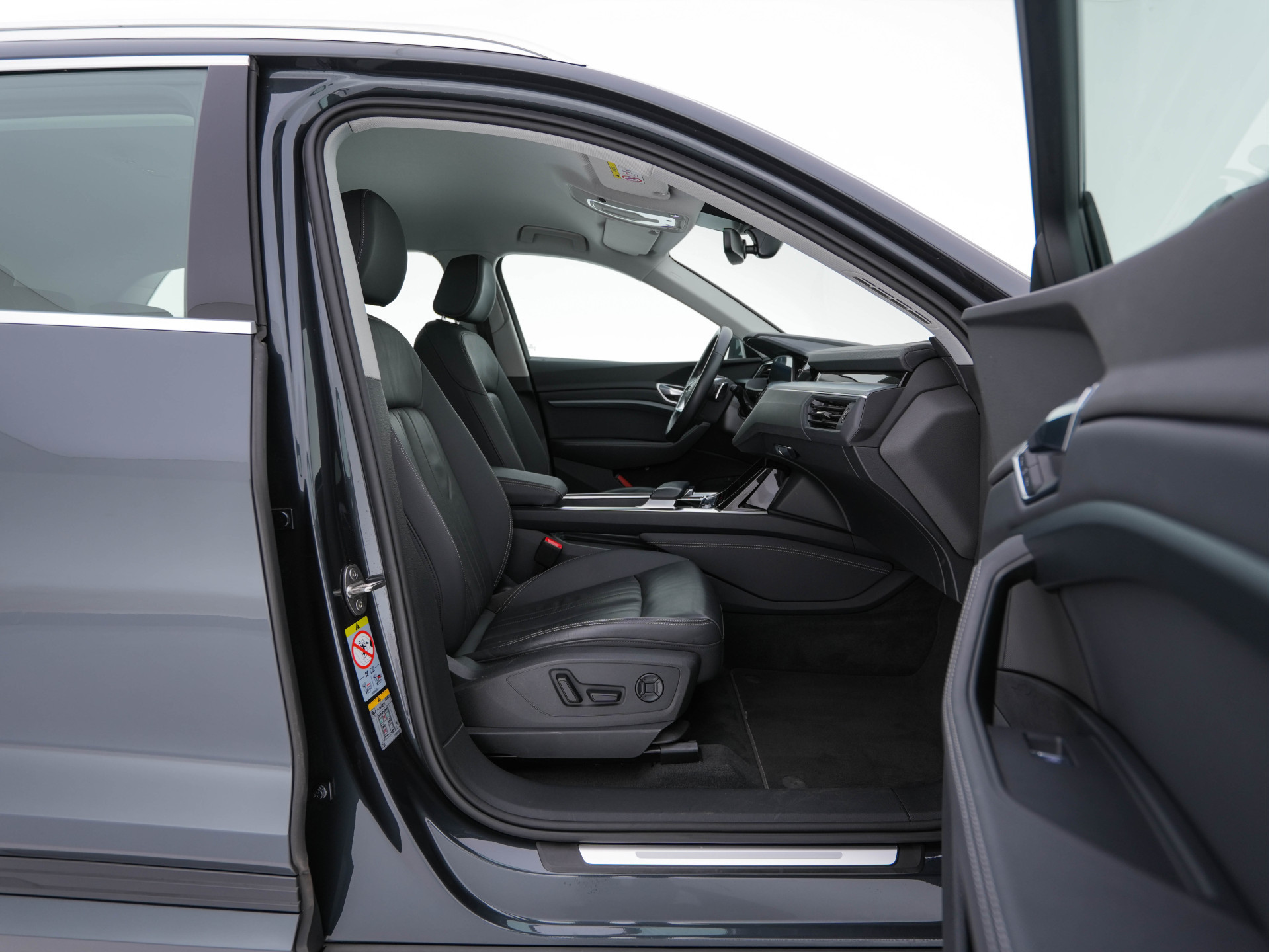 Audi e-tron 55 quattro Advanced edition Plus 95 kWh (3-Fase-11 kW) {SOH-93%} (INCL-BTW) Aut.*HEATPUMP | LEATHER | ADAPTIVE-CRUISE | FULL-LED | DIGI-COCKPIT | KEYLESS | MEMORY-PACK | CAMERA | NAVI-FULLMAP | SHIFTPADDLES | DAB+ | HEATED-COMFORTSEATS | DRIVE