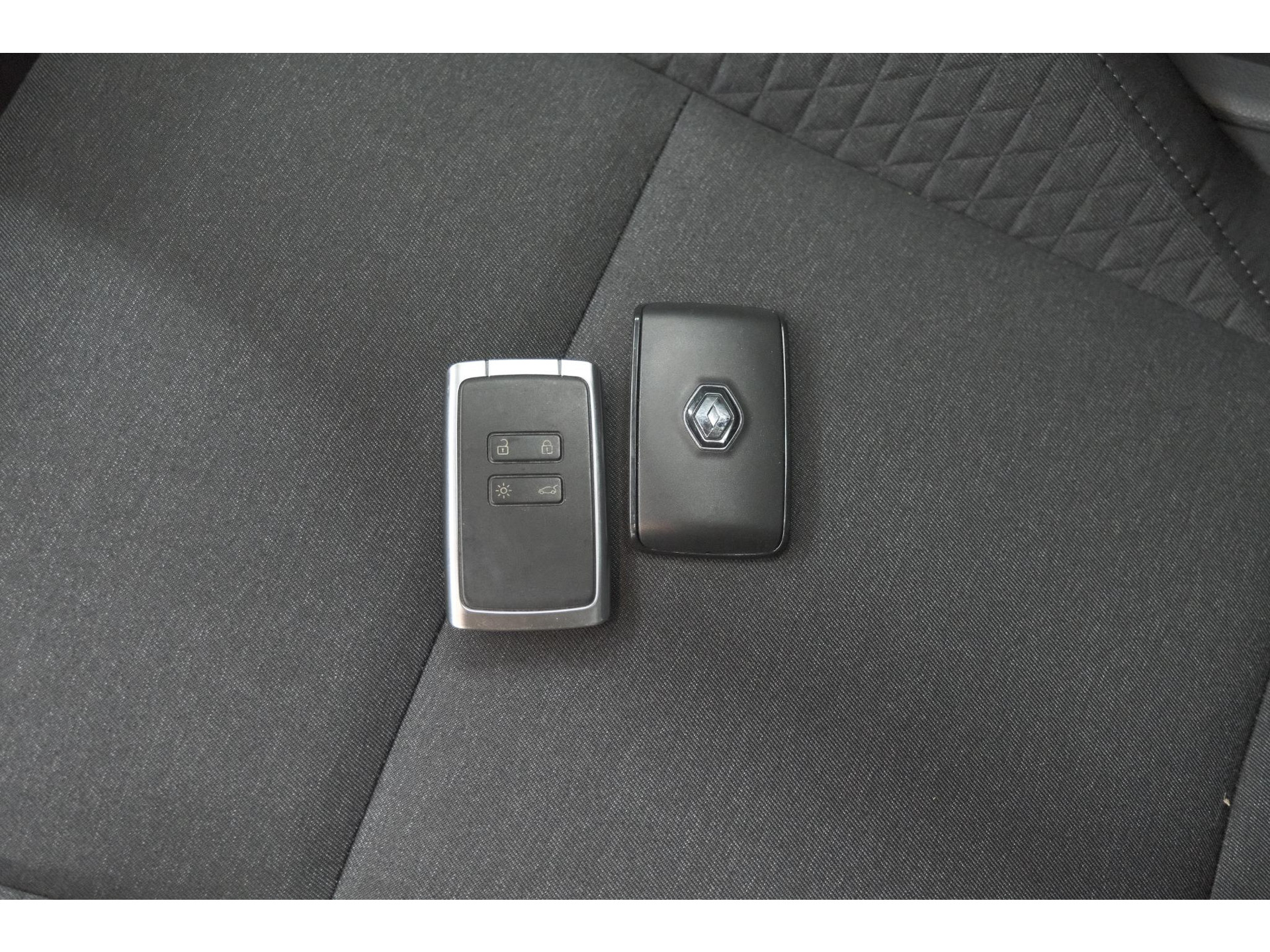 Renault Clio TCe 100 Zen | R.S. Line Pack | Allseason Banden | Apple Carplay | Parkeersensoren