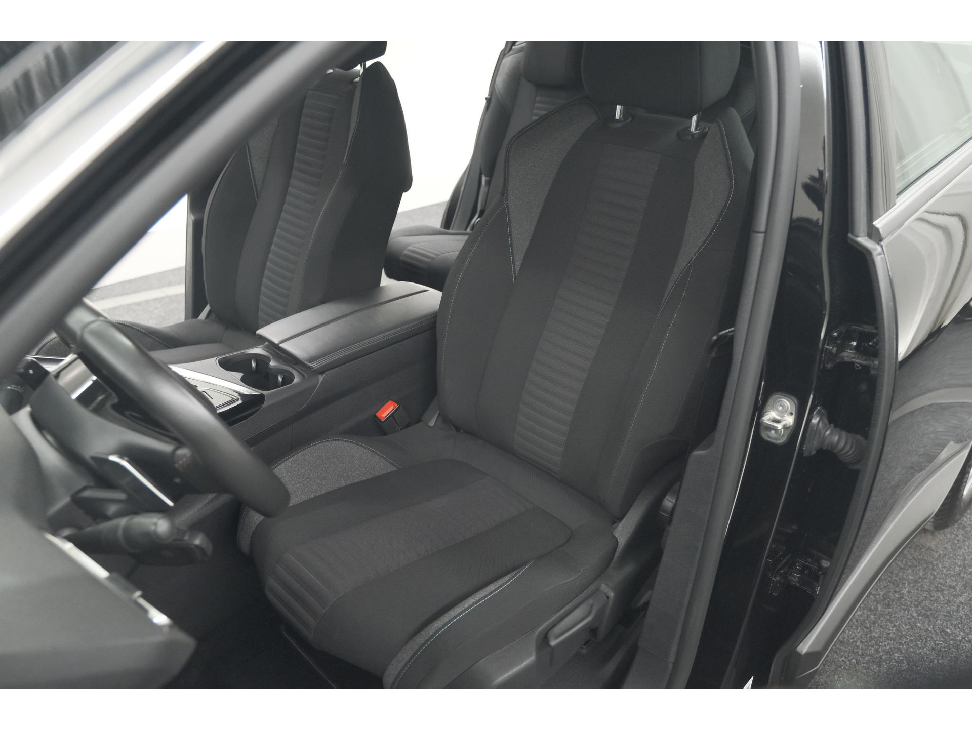 Peugeot 5008 PureTech 130 EAT8 Active Pack Business | 7 Zitplaatsen | Camera | Navigatie | Apple Carplay | Parkeersensoren