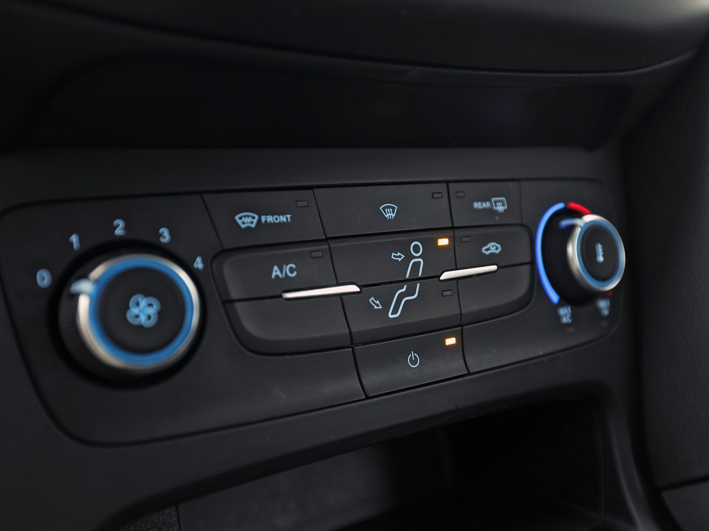 Ford Focus 1.0 Sport (NAVIGATIE, LM VELGEN, PARKEERSENSOREN, TREKHAAK, SPORTSTOELEN, CRUISE, NIEUWSTAAT)