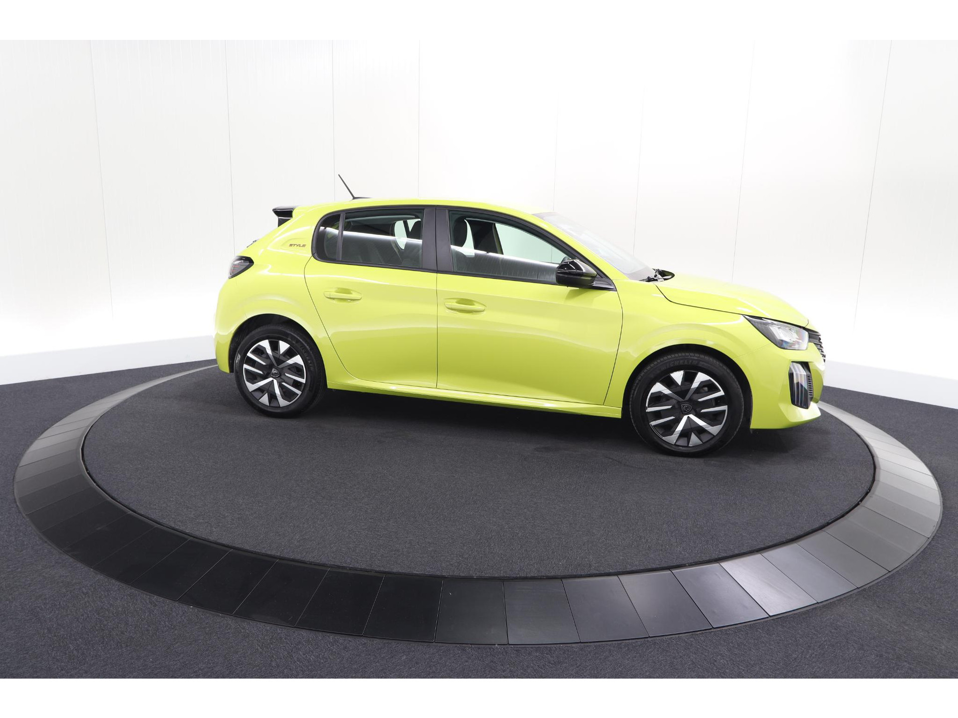 Peugeot 208 1.2 Hybrid 110 e-DCS6 Style | Parkeersensoren | Apple Carplay | Cruise Control | Airco