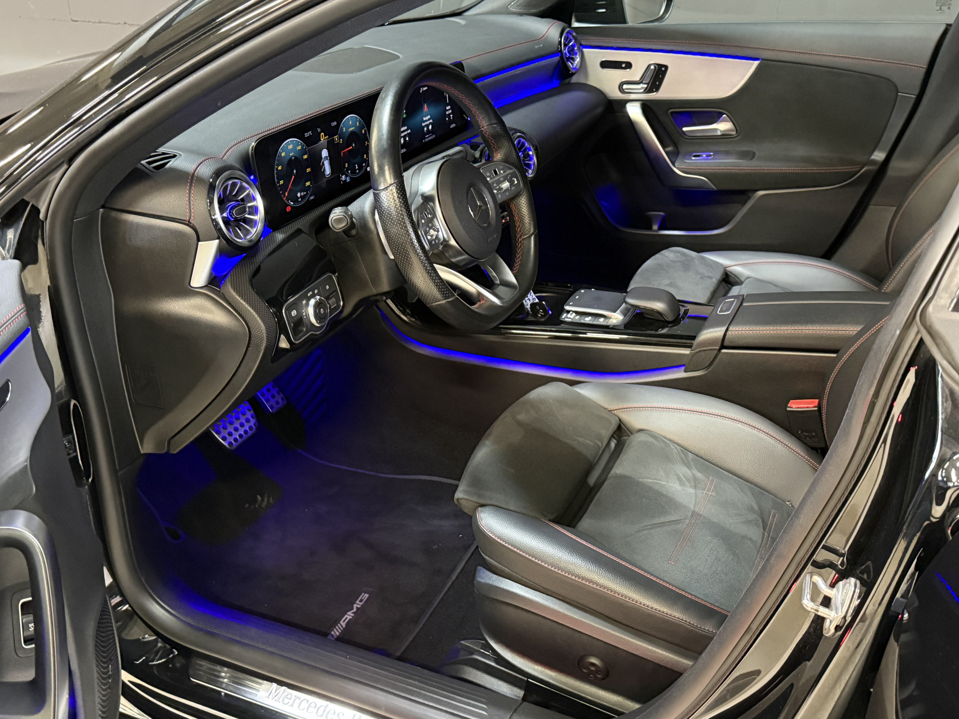 Mercedes-Benz CLA-klasse Shooting Brake 200 Business Solution AMG | Pano | Sfeerverl. | Burmester | Keyless