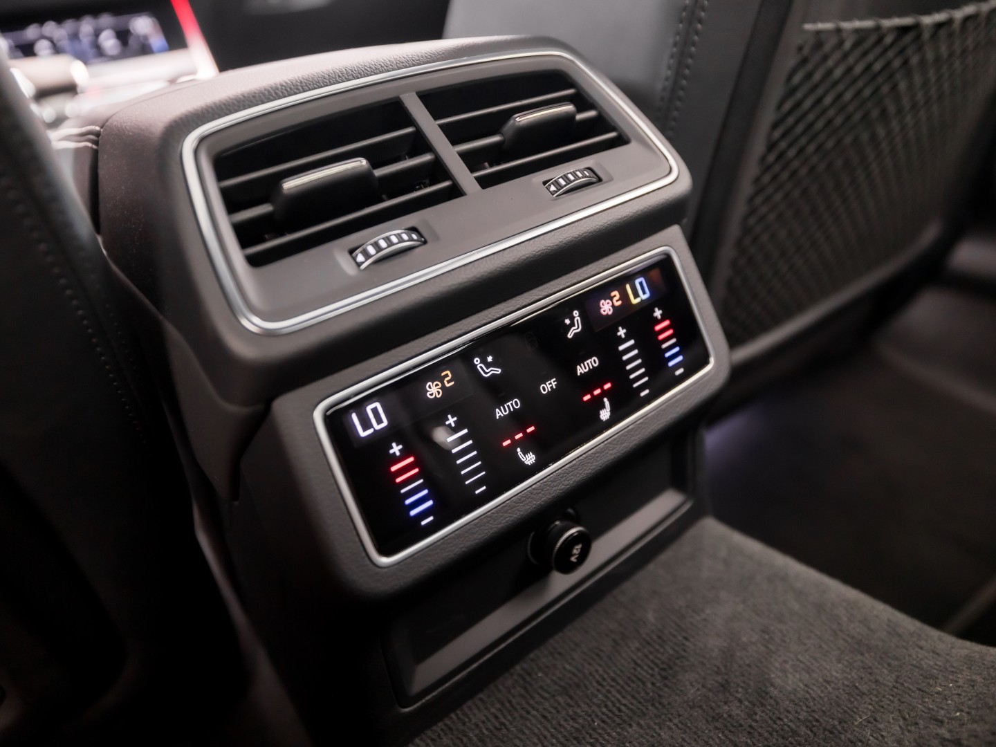 Audi A6 55 TFSI e Quattro S-Line Competition 367Pk Automaat (PANORAMADAK, CARBON PACK, BANG&OLUFSEN, APPLE CARPLAY, CAMERA, MEMORY SEATS, GETINT GLAS, HEAD-UP DISPLAY, ADAPTIVE CRUISE, SFEERVERLICHTING, NIEUWSTAAT)