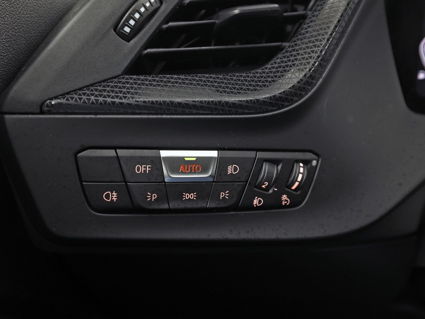 BMW 1 Serie 118i Sport Automaat (APPLE CARPLAY, DEALER ONDERHOUDEN, GROOT NAVI, CAMERA, STUUR/STOELVERWARMING, SPORTSTOELEN, TREKHAAK, GETINT GLAS, ELEK ACHTERKLEP, NIEUWSTAAT)
