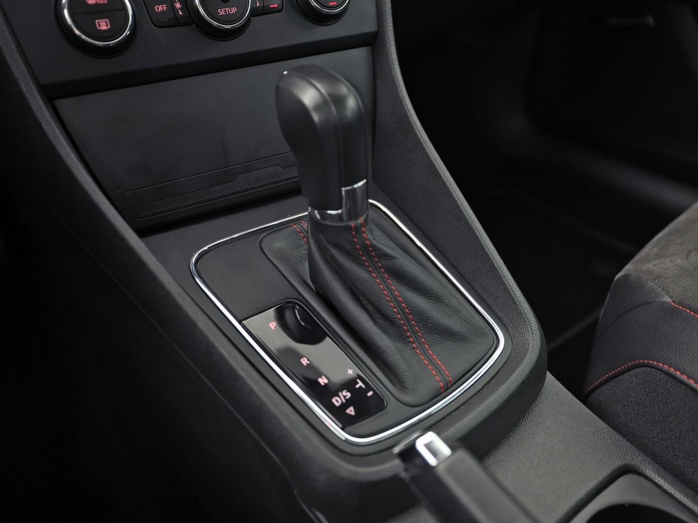 SEAT Leon 1.4 TSI FR Sport 150Pk Automaat (PANORAMADAK, NAVIGATIE, CLIMATE, STOELVERWARMING, SPORTSTOELEN, LED KOPLAMPEN, CRUISE, PARKEERSENSOREN, NIEUWSTAAT)