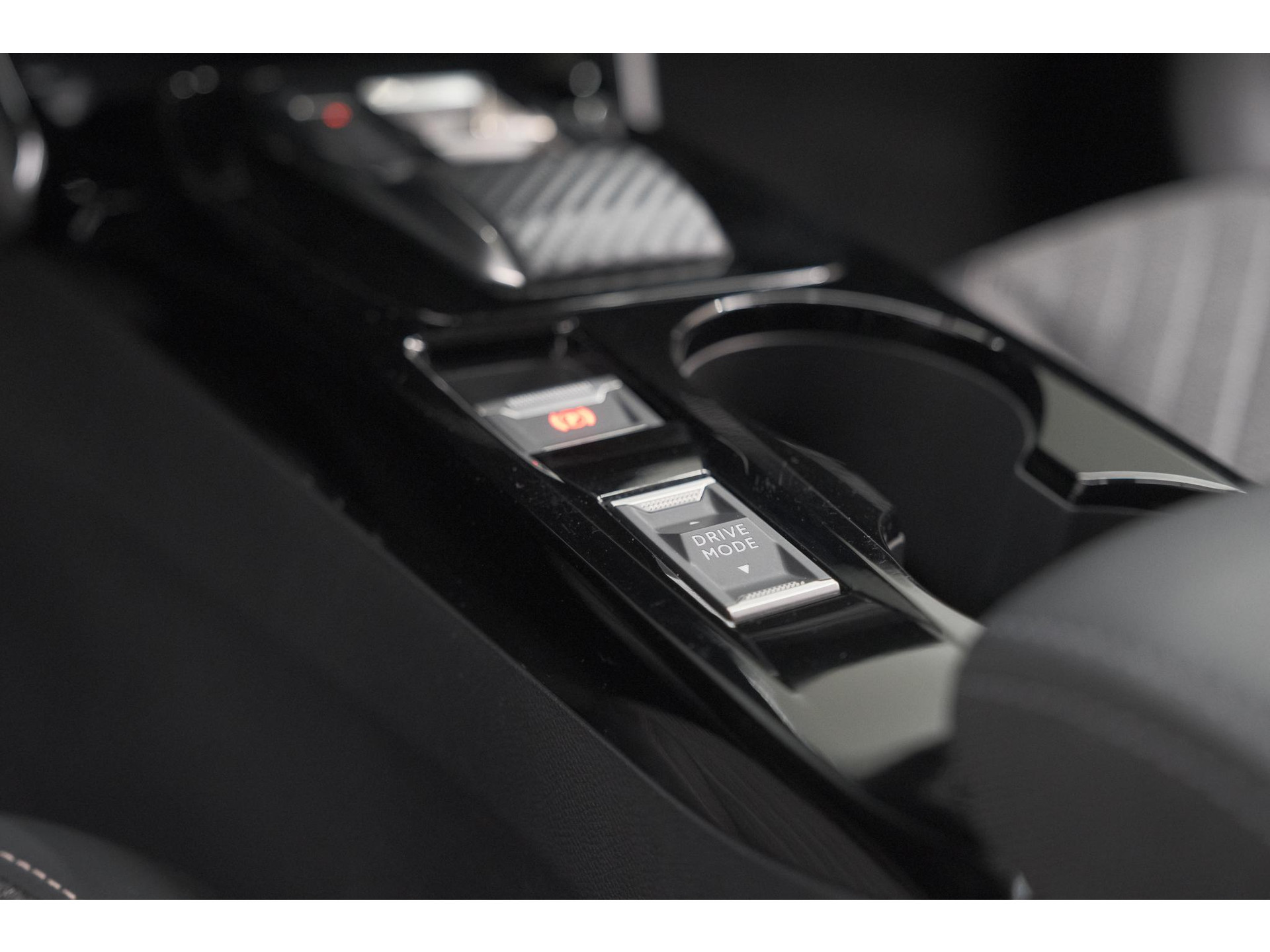 Peugeot 208 1.2 Hybrid 110 e-DCS6 Allure | Apple Carplay | Parkeersensoren Voor + Achter | Climate Control