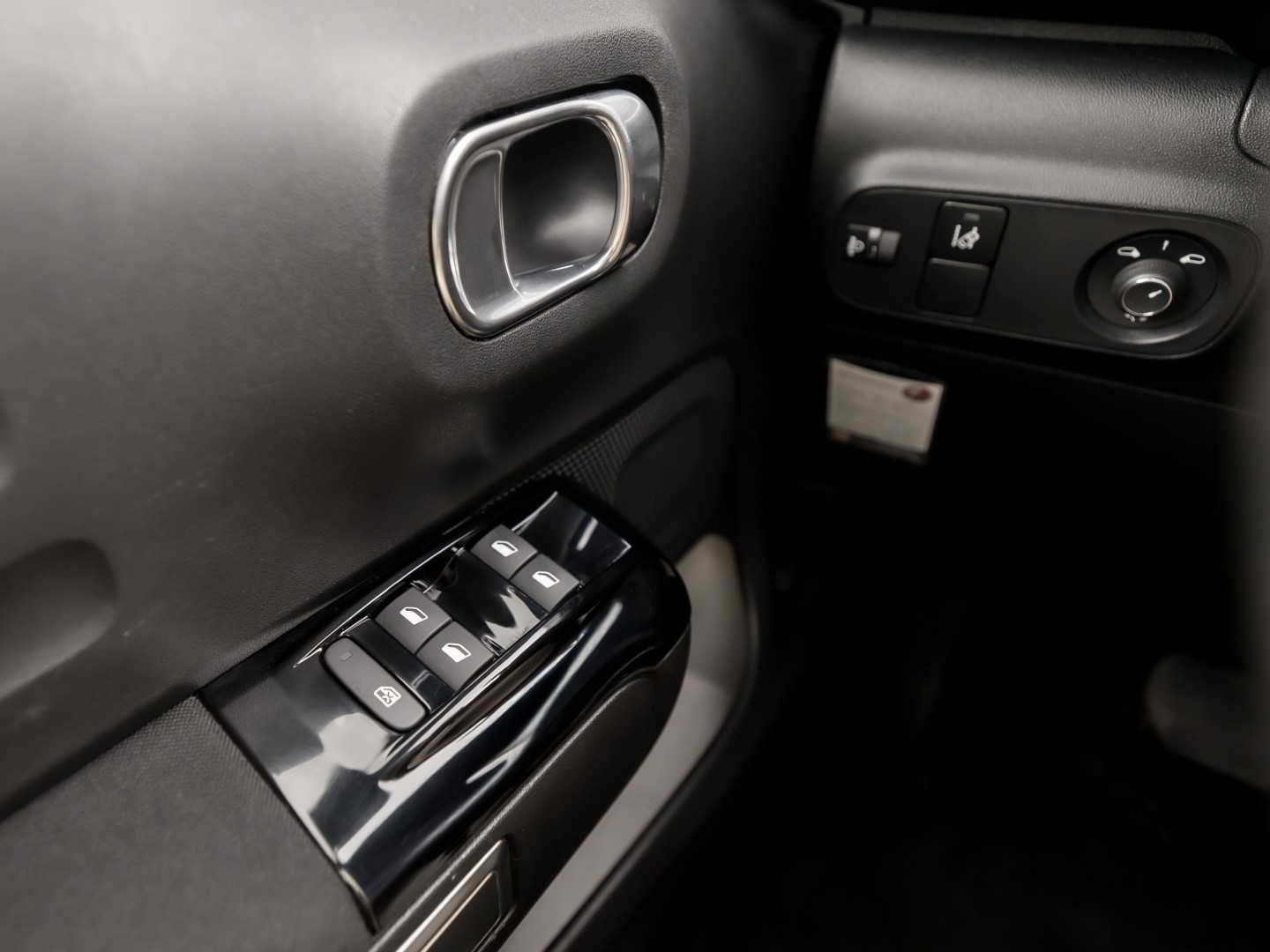 Citroën C3 1.2 PureTech S&S Sport Automaat (APPLE CARPLAY, GROOT NAVI, CAMERA, SPORTSTOELEN, PARKEERSENSOREN, LM VELGEN, CRUISE, NIEUWSTAAT)