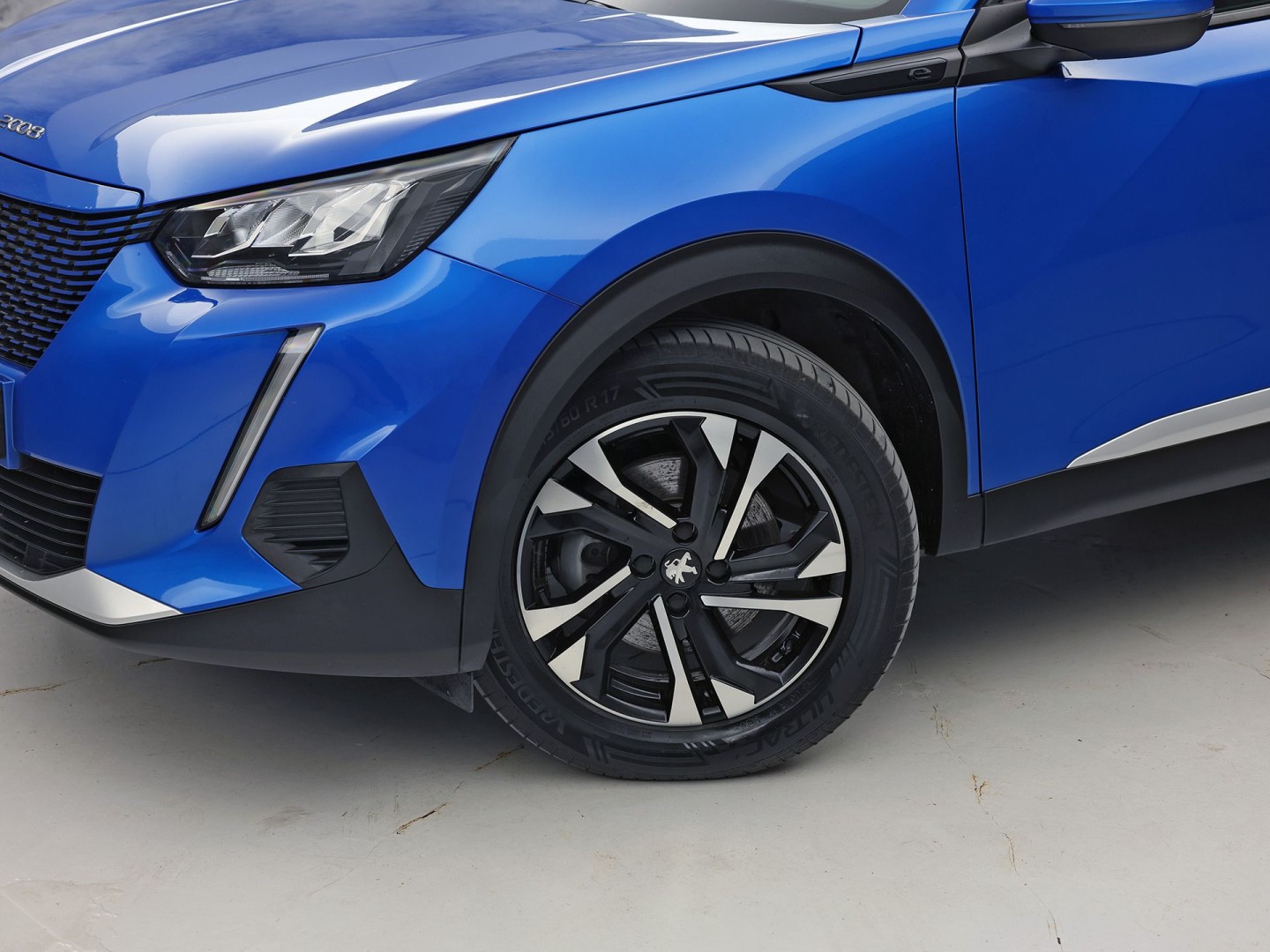 Peugeot e-2008 EV Blue Sport Allure 50 kWh Automaat (SOH 91,2%, APPLE CARPLAY, GROOT NAVI, 360 CAMERA, SPORTSTOELEN, GETINT GLAS, KEYLESS, NIEUWSTAAT)