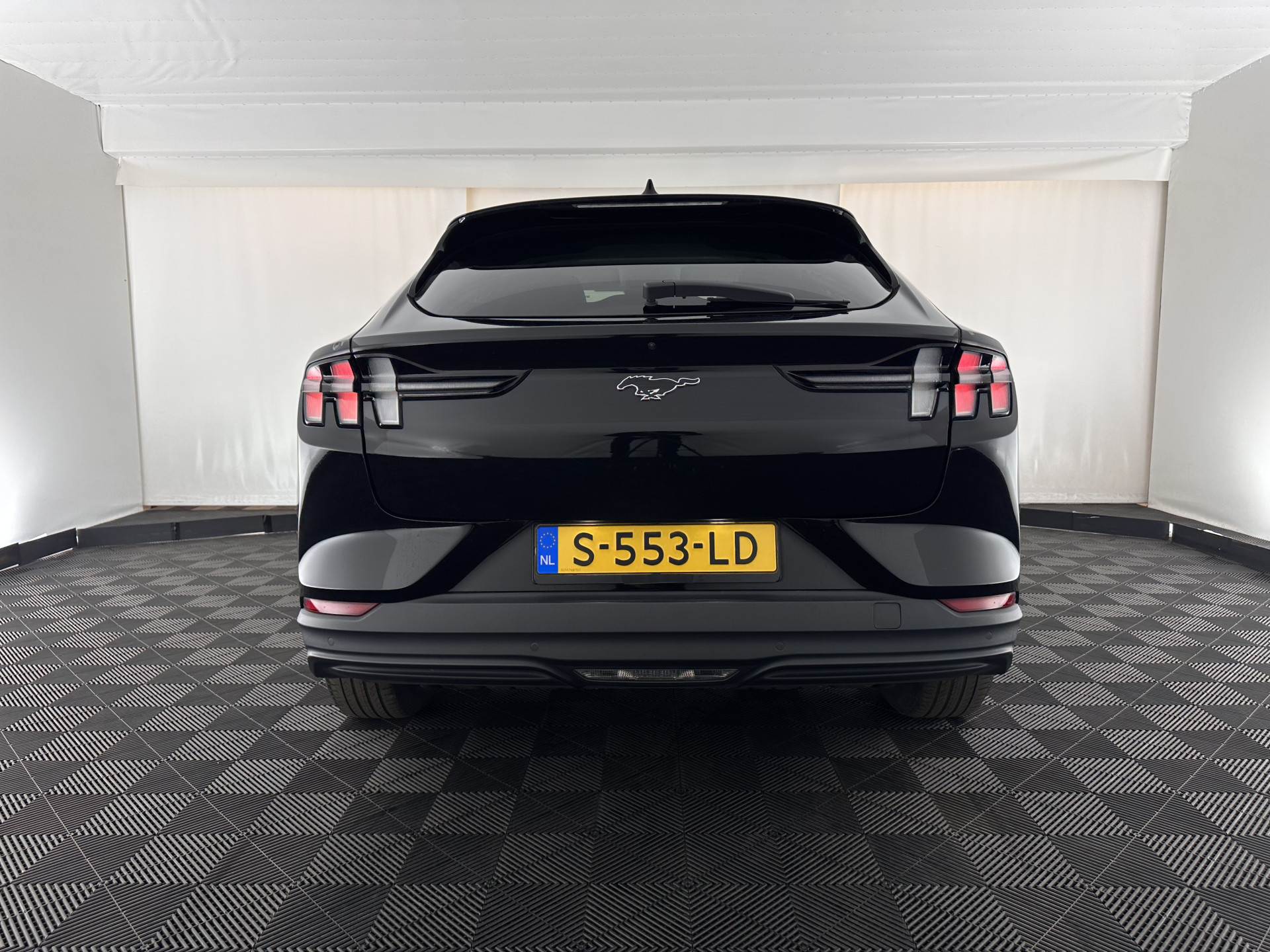 Ford Mustang Mach-E RWD 75 kWh [ 3-Fase-11kW] {SOH-89%} (INCL-BTW) *LEATHER | FULL-LED | DAB | DIGI-COCKPIT | KEYLESS | NAVI-FULLMAP | CARPLAY | HEATED-COMFORTSEATS | TOPVIEW | ADAPTIVE-CRUISE | PRIVACYGLASS | 18'' ALU*