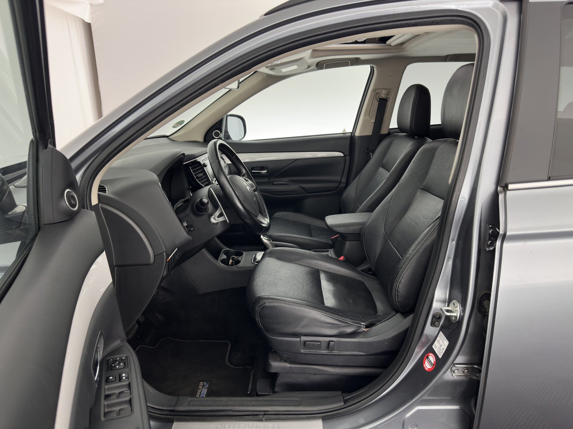 Mitsubishi Outlander 2.0 PHEV Instyle AWD  (Plug-In) (INCL-BTW) Aut *PANO | LEATHER | XENON | NAVI-FULLMAP | KEYLESS | CAMERA | HEATED-COMFORTSEATS | ECC | SHIFT-PADDLES | PDC | CRUISE | PRIVACY-GLASS | DAB | TOWBAR | ROCKFORD-AUDIO |  18"ALU*