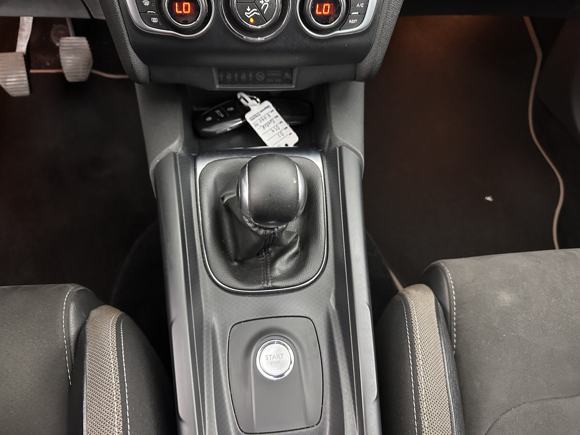 DS 4 1.6 BlueHDi Chic *PANO-WINDOW | FULL-LED | LEATHER-ALCANTARA | HEATED-COMFORTSEATS | NAVI-FULLMAP | DAB | CAMERA | PRIVACYGLASS | ECC | PDC | CRUISE | KEYLESS | TOWBAR | 16''ALU*