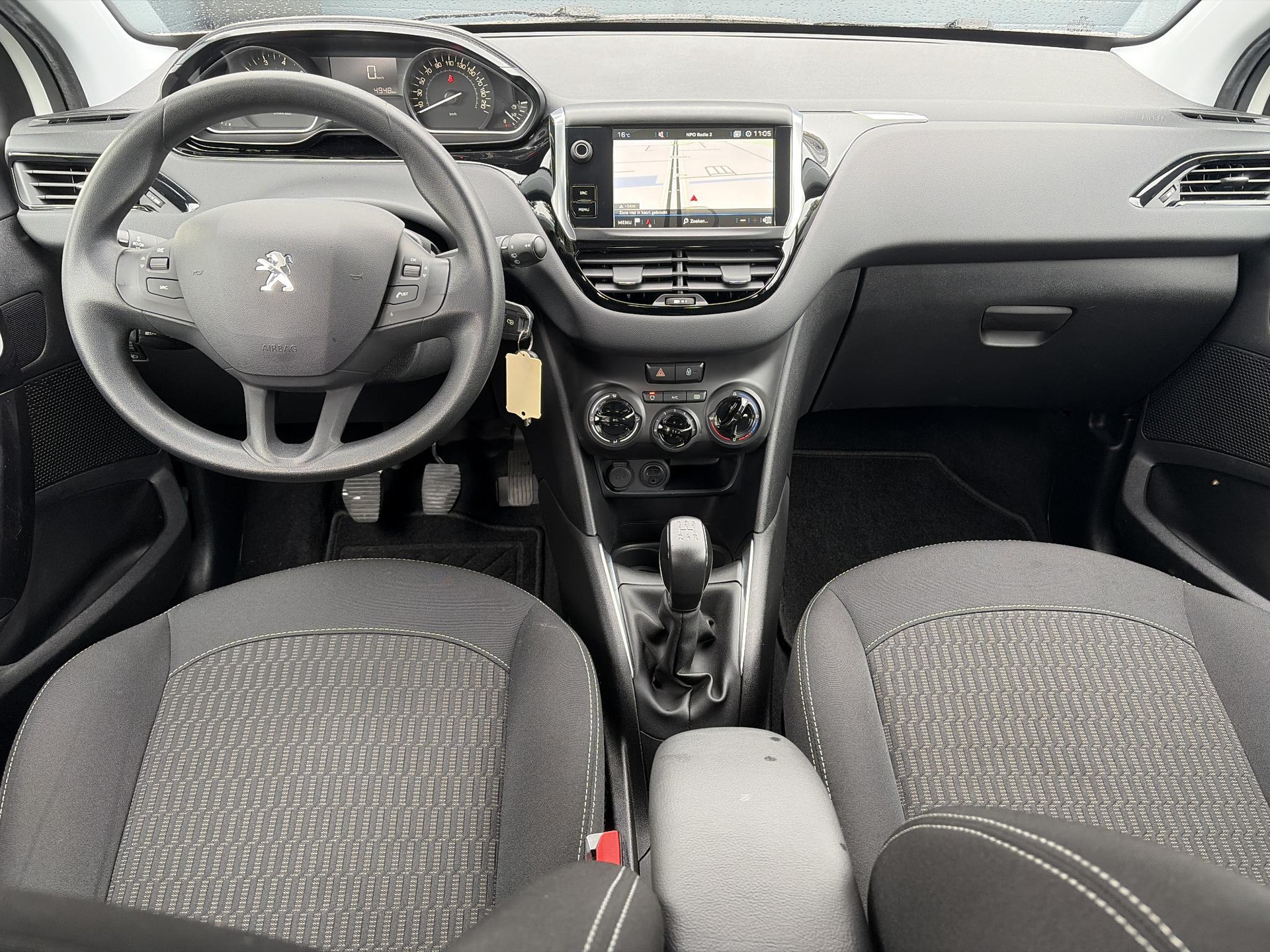 Peugeot 208 1.2 PureTech Blue Lion ✓D-riem vv 2024✓Dealer Onderhouden✓Carplay✓Navi✓Trekhaak✓2e Eigenaar✓Recent beurt gehad✓Airco✓Cruise✓Pdc✓5 Deurs✓Weinig Km✓N.A.P✓Apk tot 08-2027