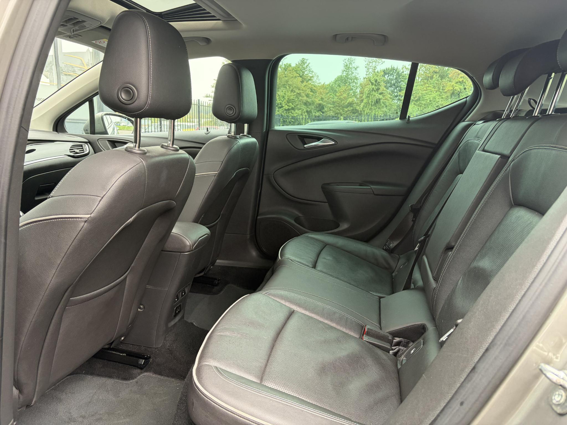 Opel Astra 1.4 Innovation ✓150pk✓Camera✓2e Eigenaar✓Carplay✓Pano✓Stoelverw✓Stuurverw✓Leder✓Navi✓Trekhaak✓Net beurt gehad✓Automaat✓Keyless✓Clima✓Cruise✓Pdc V+A✓105pk✓N.A.P✓17''Lm velgen✓Rijstrooksensor✓Apk tot 09-2027